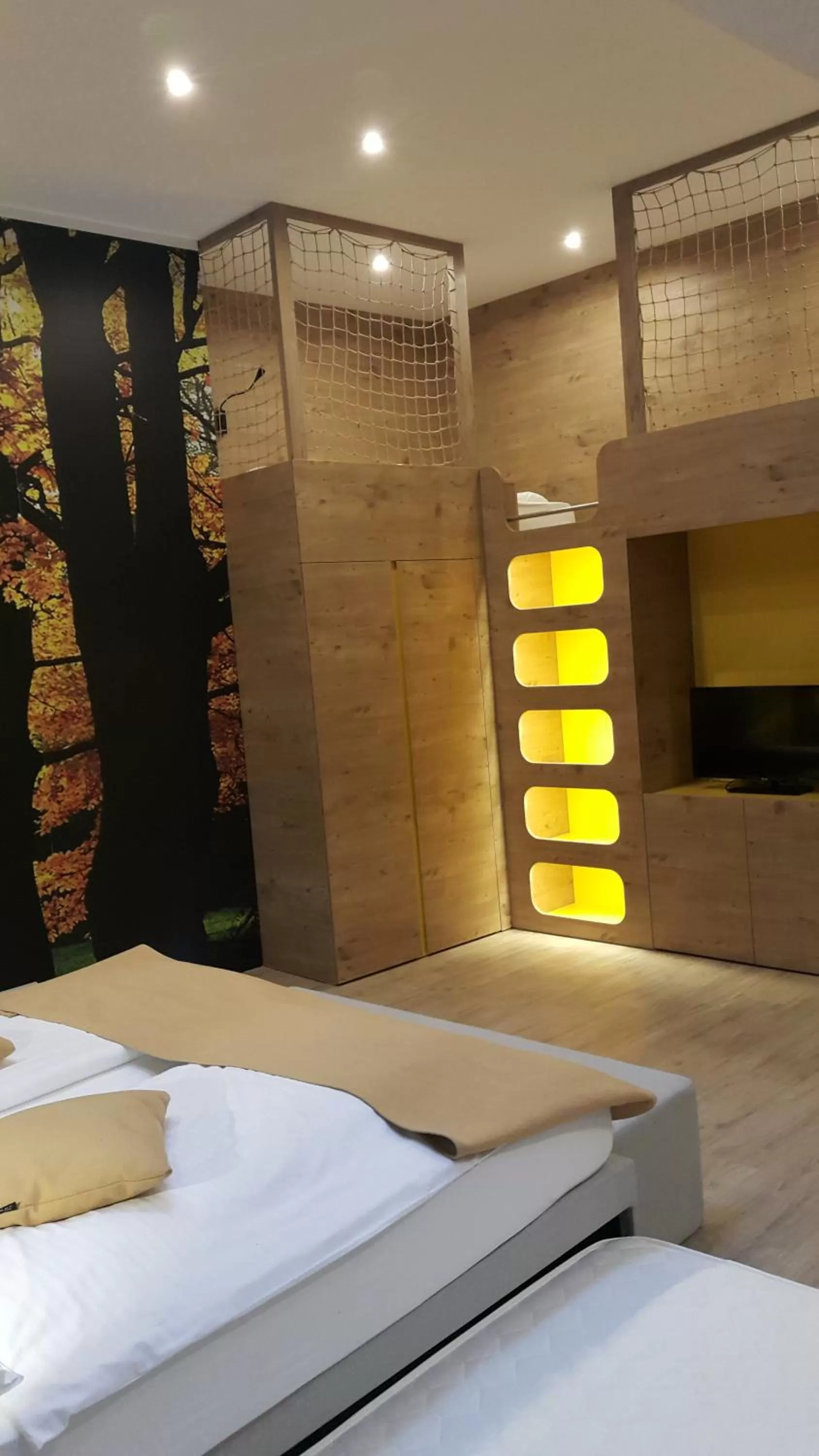 bunk bed, Bed in Hotel Emonec