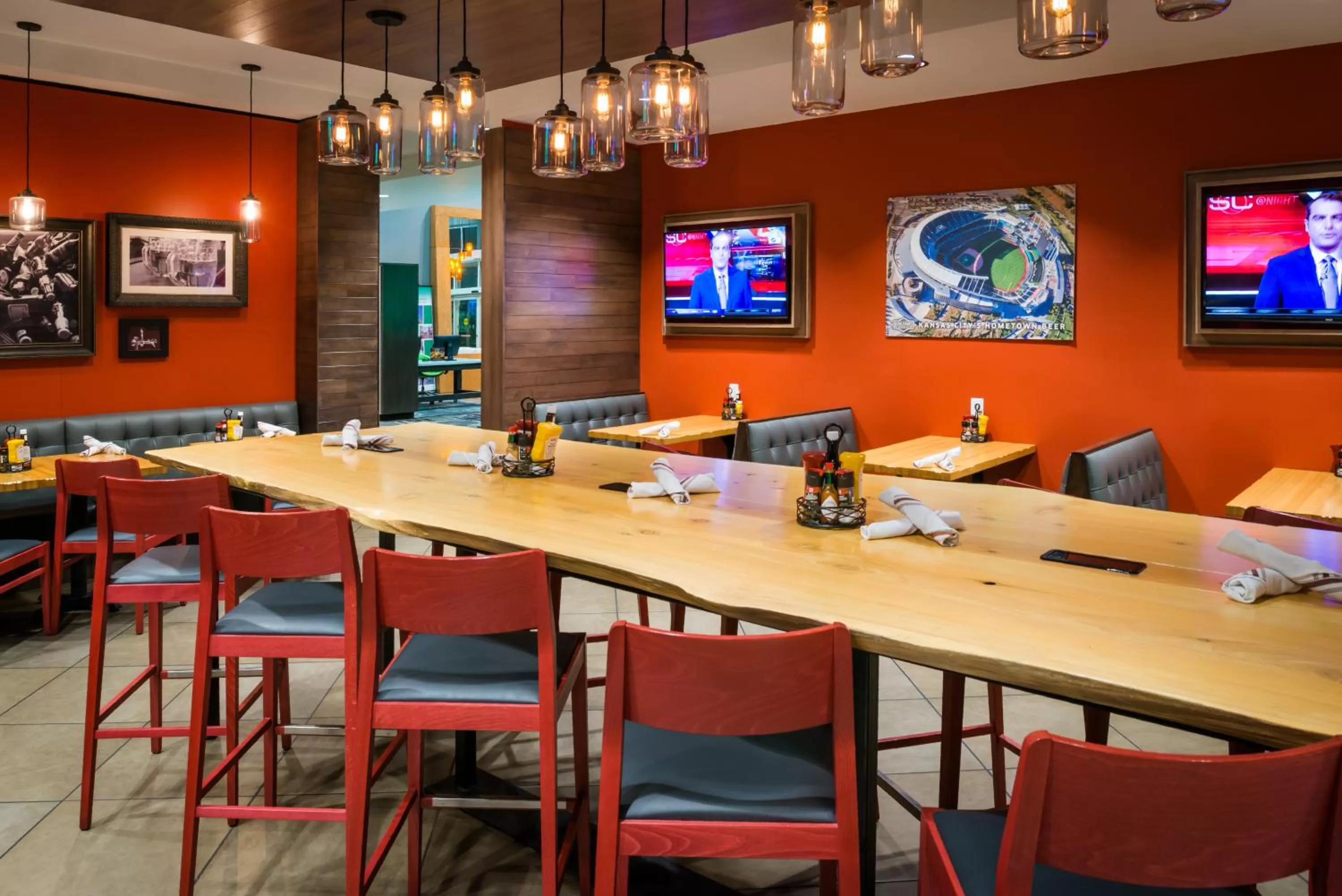 Lounge or bar in Holiday Inn Kansas City Airport by IHG