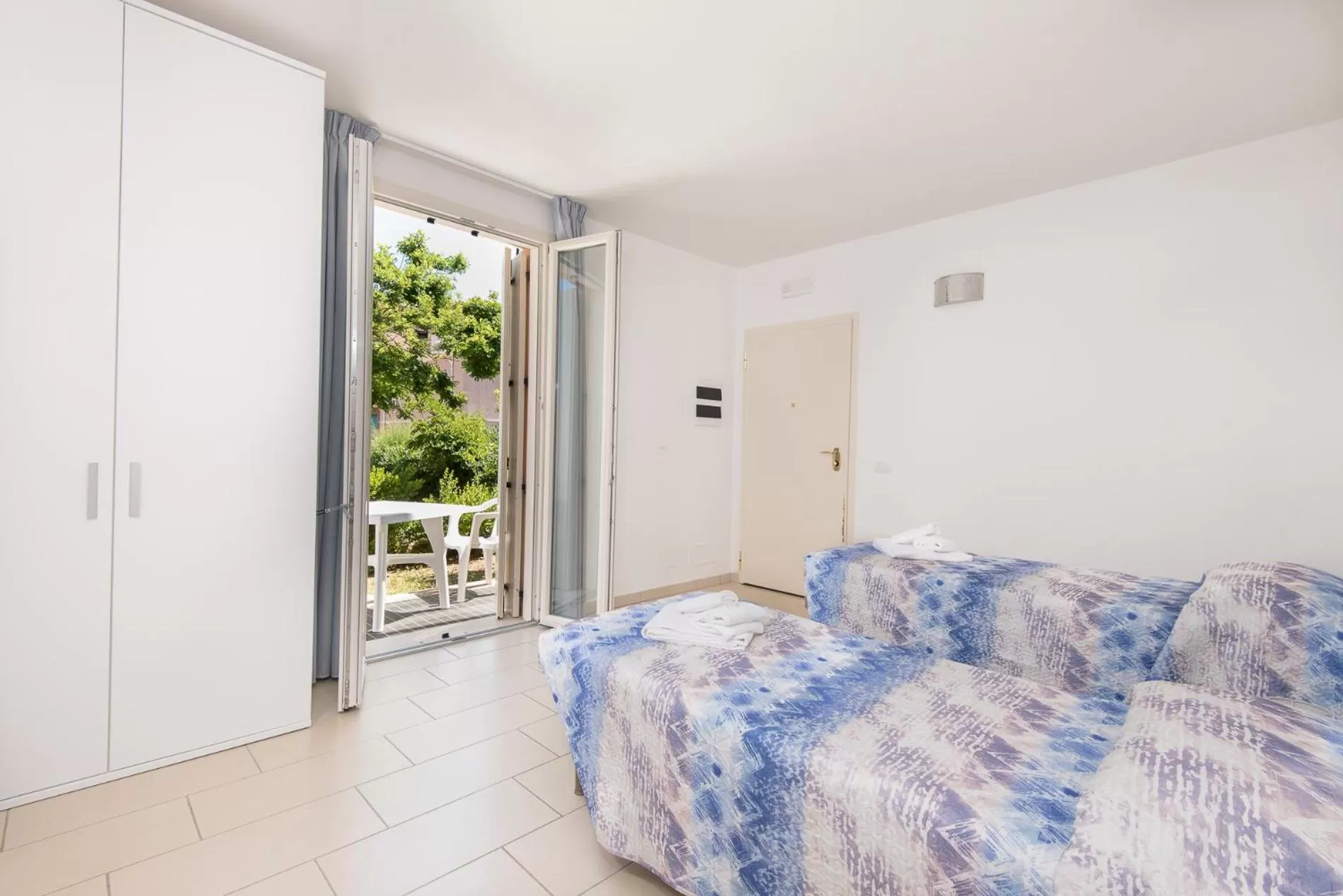 Photo of the whole room, Bed in Residence Marina Salivoli