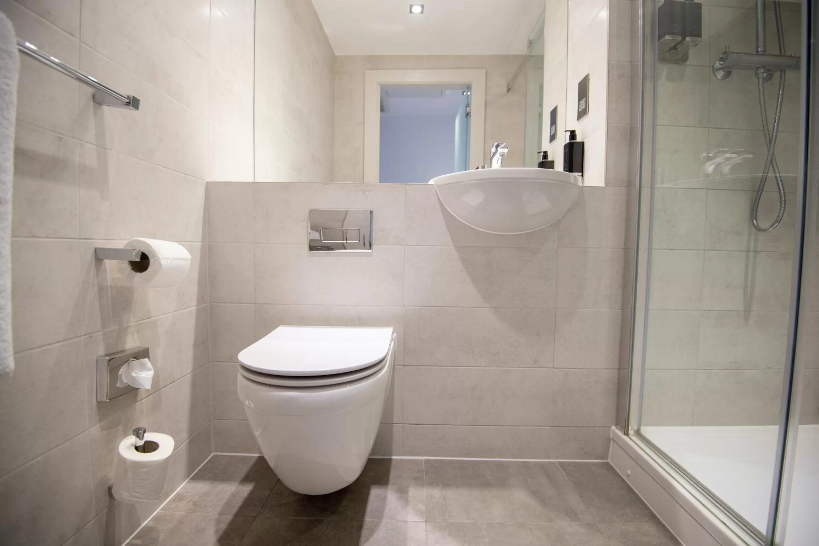 Bathroom in Roomzzz London Stratford