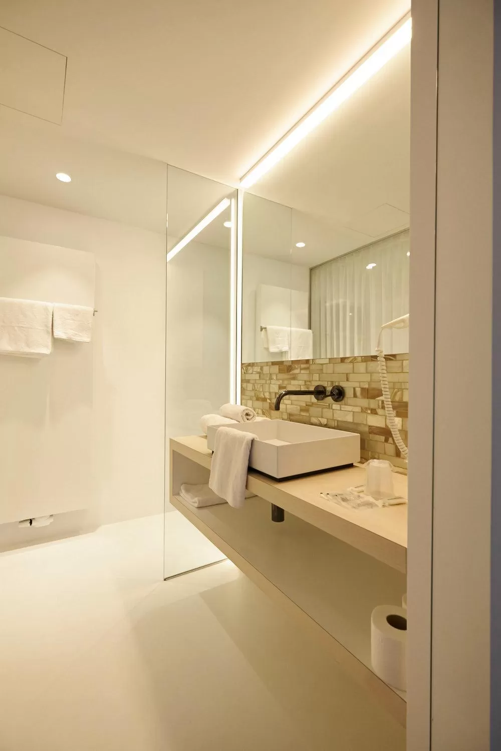 Bathroom, Bed in Parkhotel Roeselare