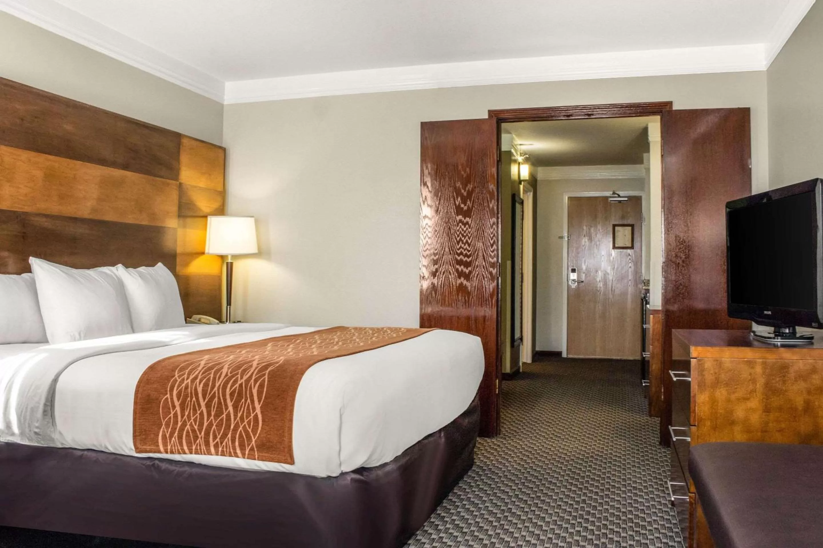 King Room with Roll-In Shower - Accessible/Non-Smoking in Comfort Inn & Suites Durango