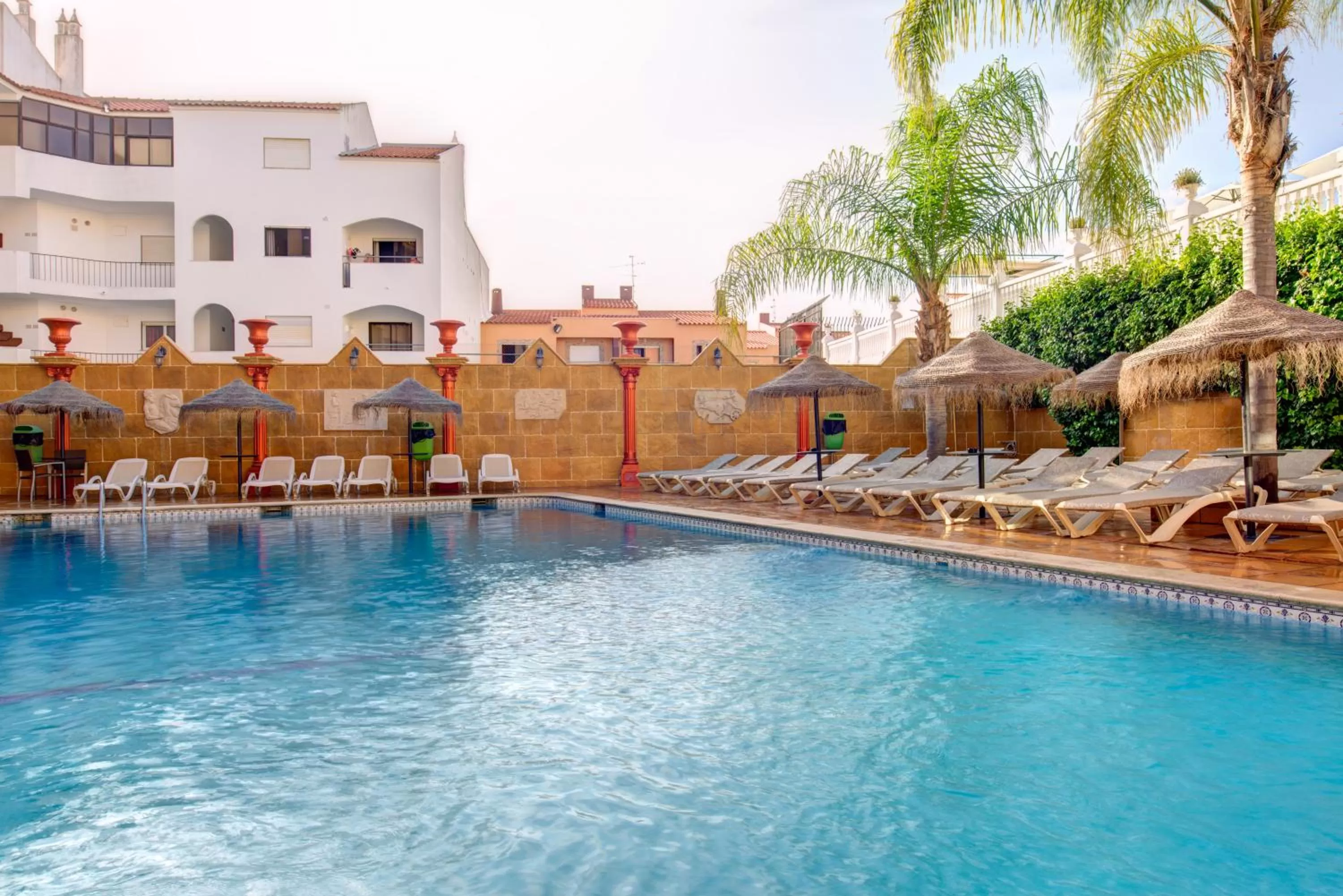 Swimming pool in Choromar Apartments