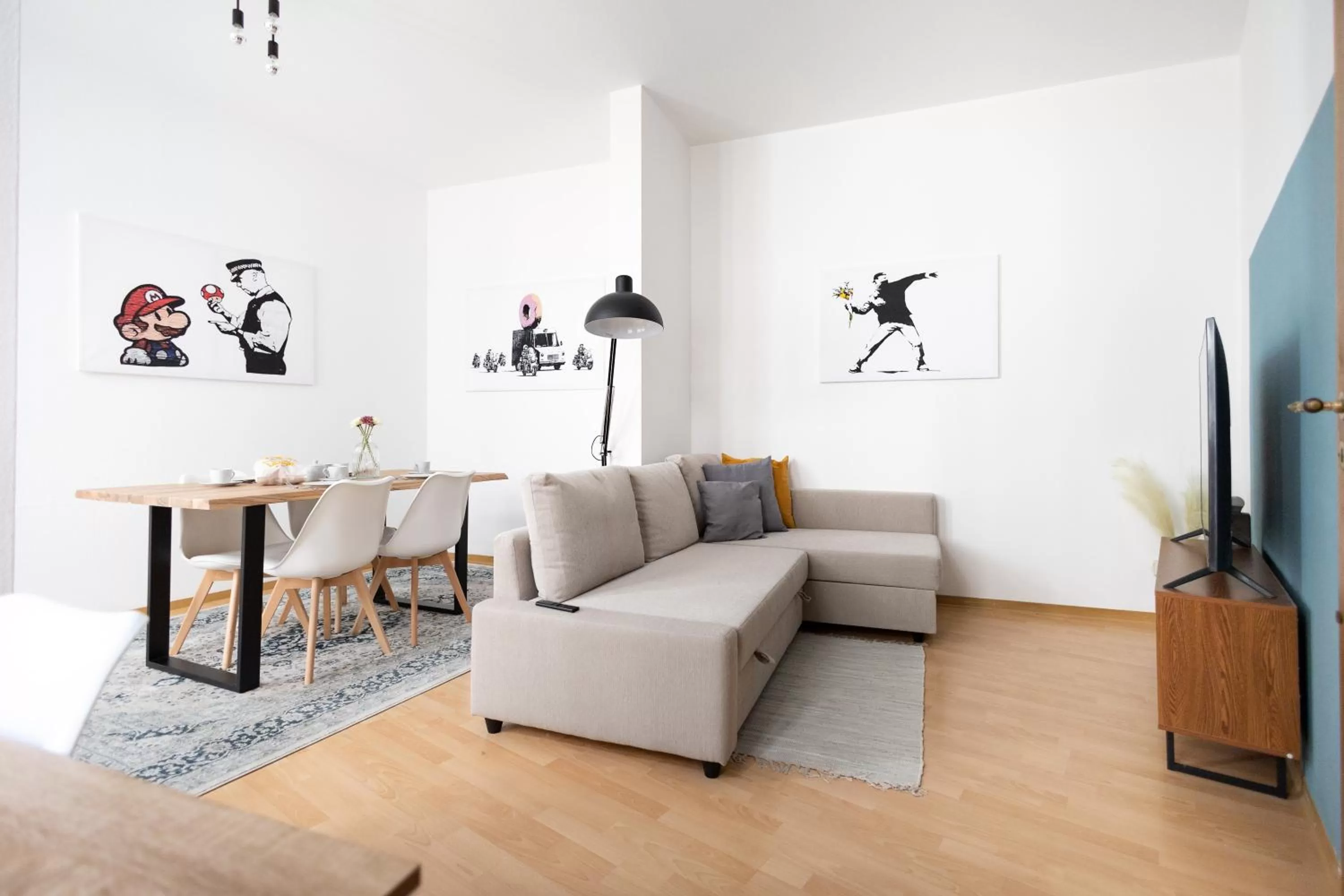 Living room, Seating Area in Ko-Living Space an der Oper - Street Art Design Apartments