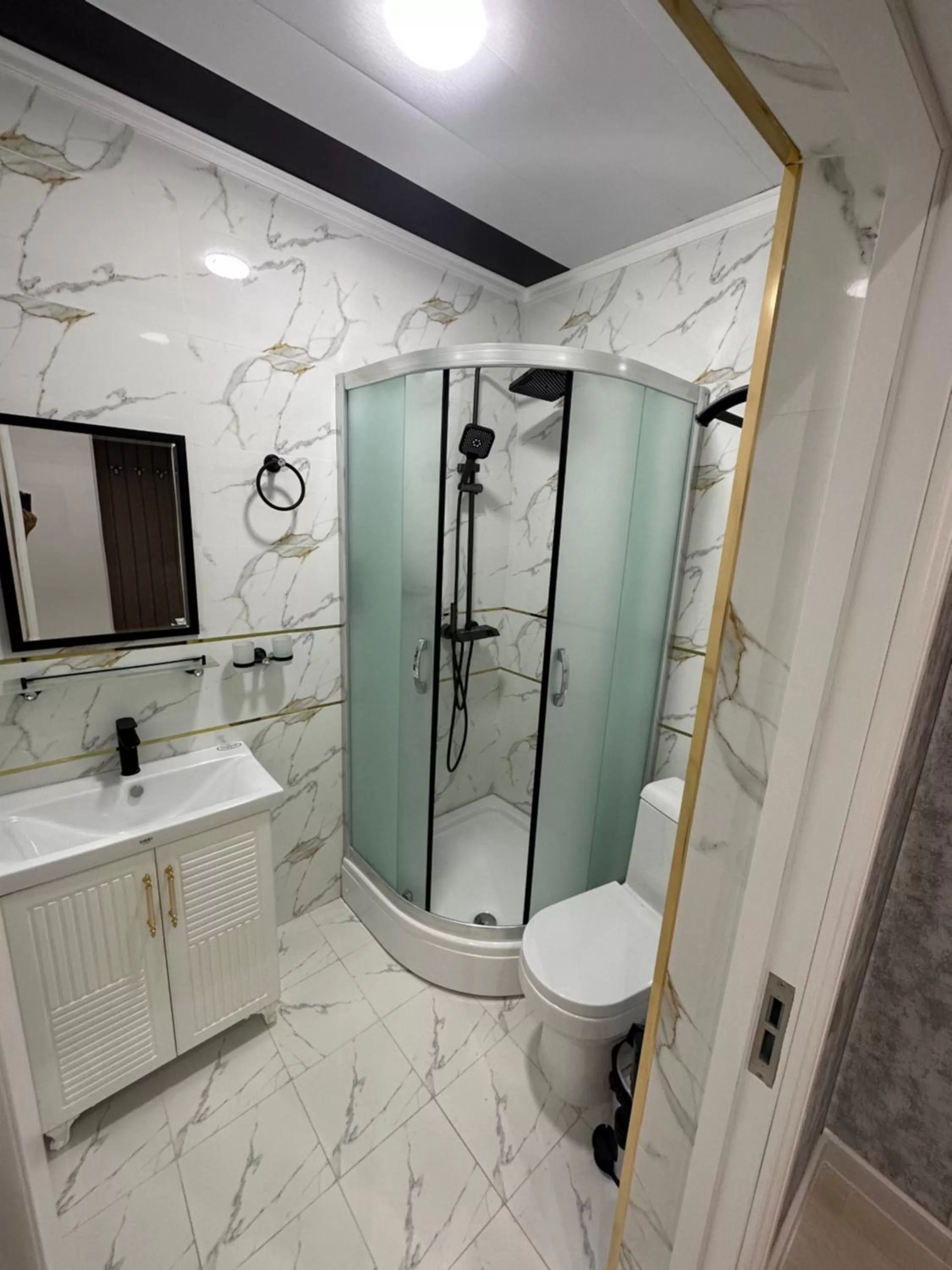 Shower, Bathroom in New Minor Hotel