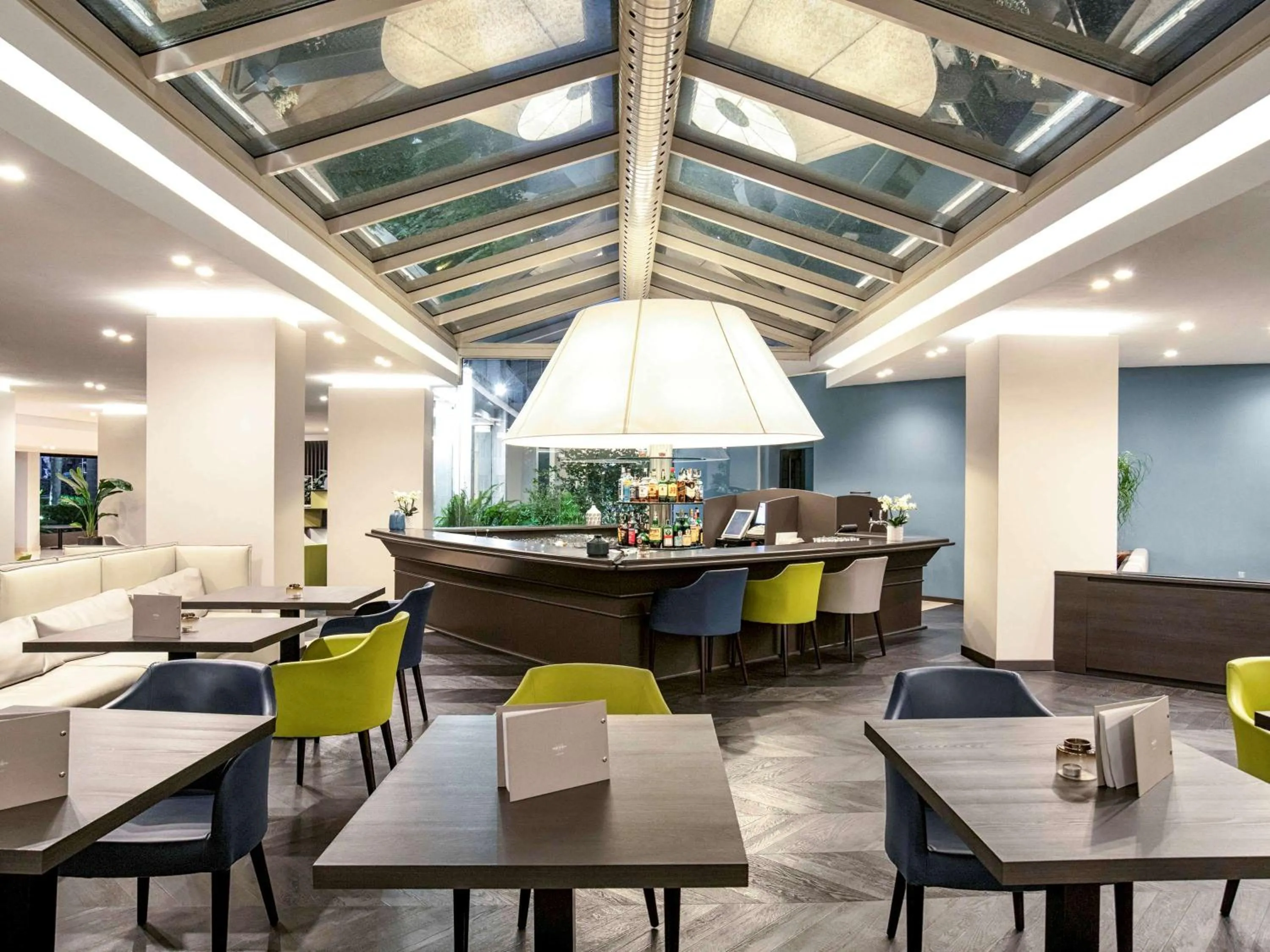 Restaurant/places to eat in Mercure Roma West