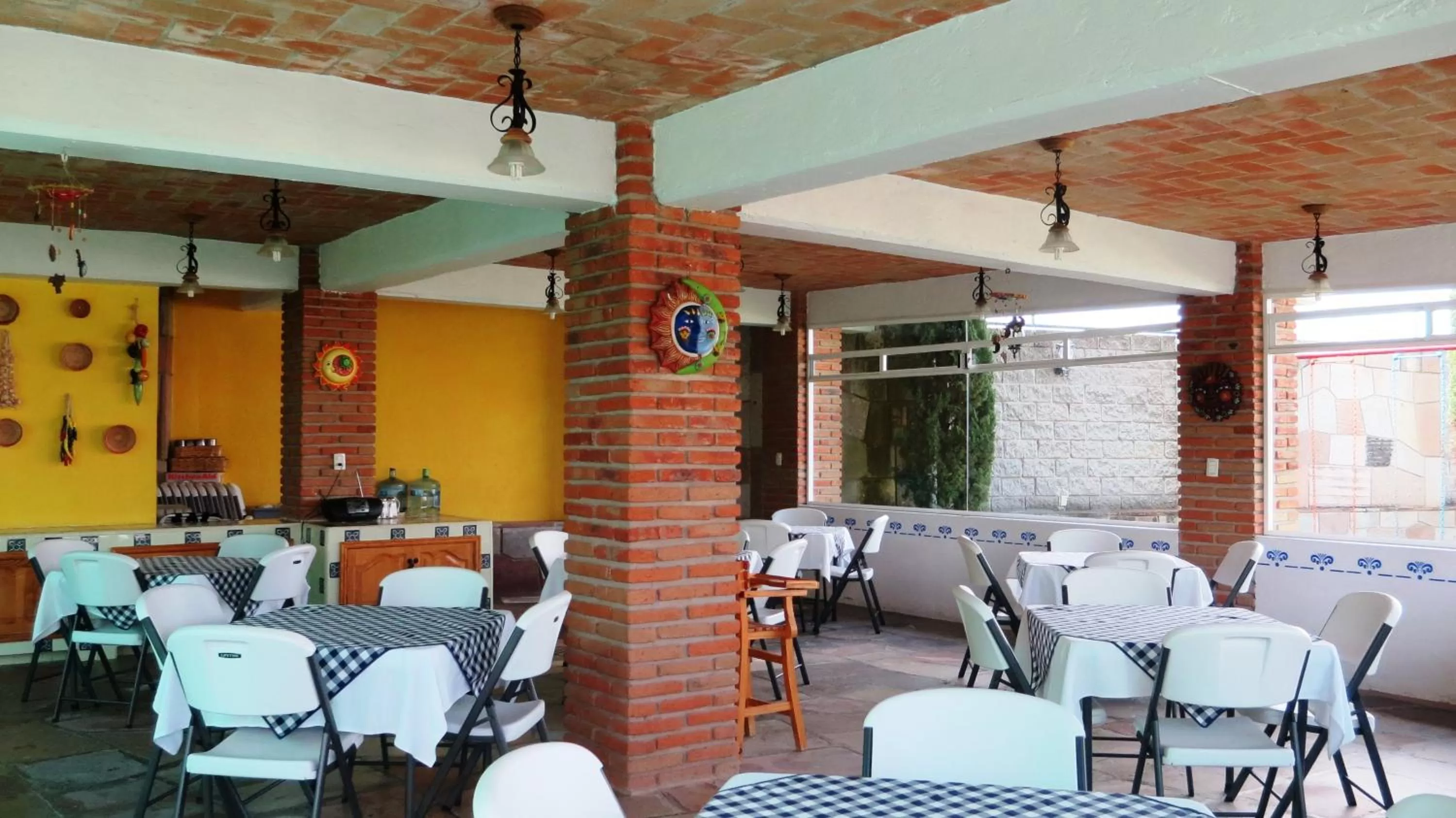 Restaurant/places to eat in Hotel Santa Barbara