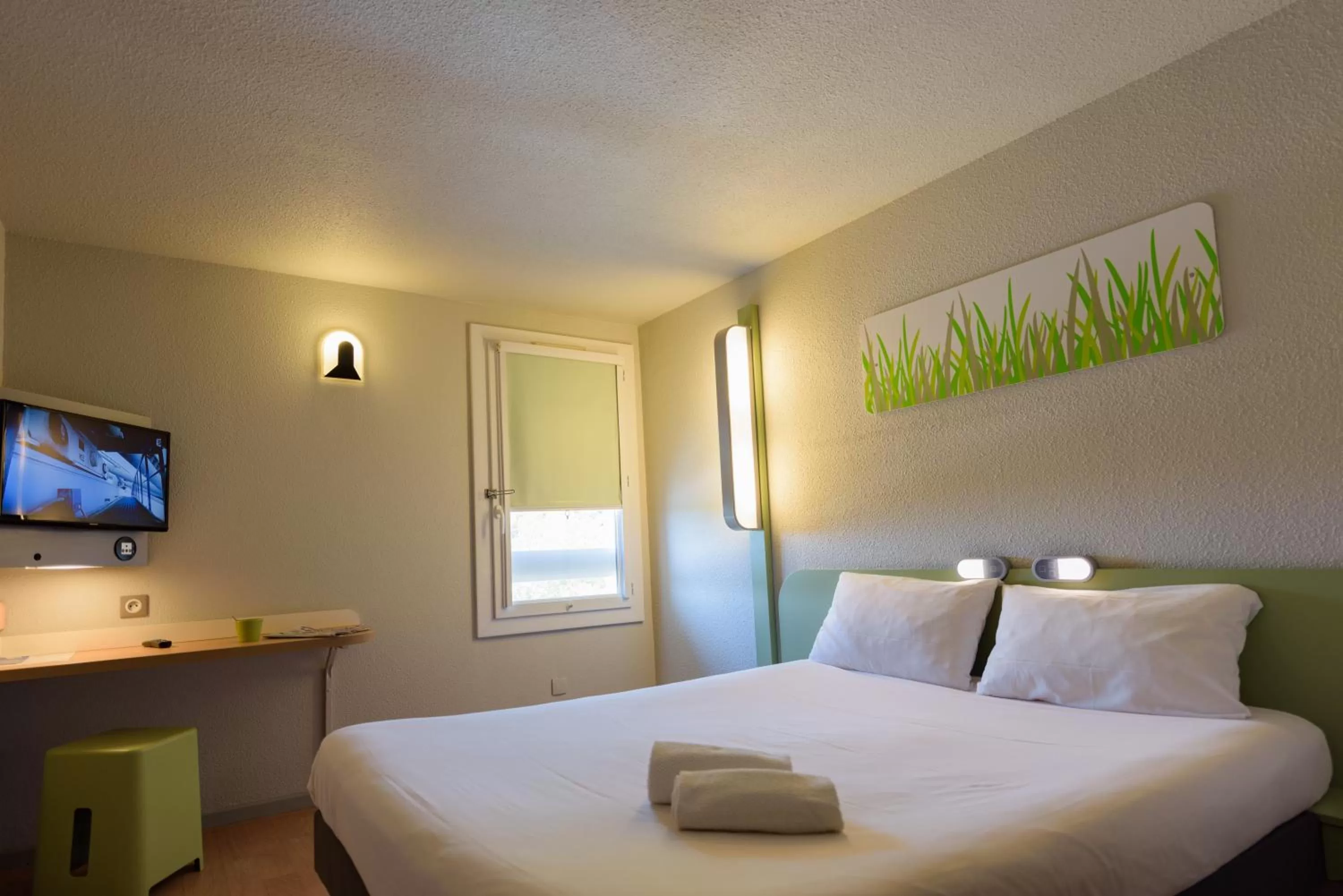 Photo of the whole room, Bed in Ibis Budget Avignon Nord