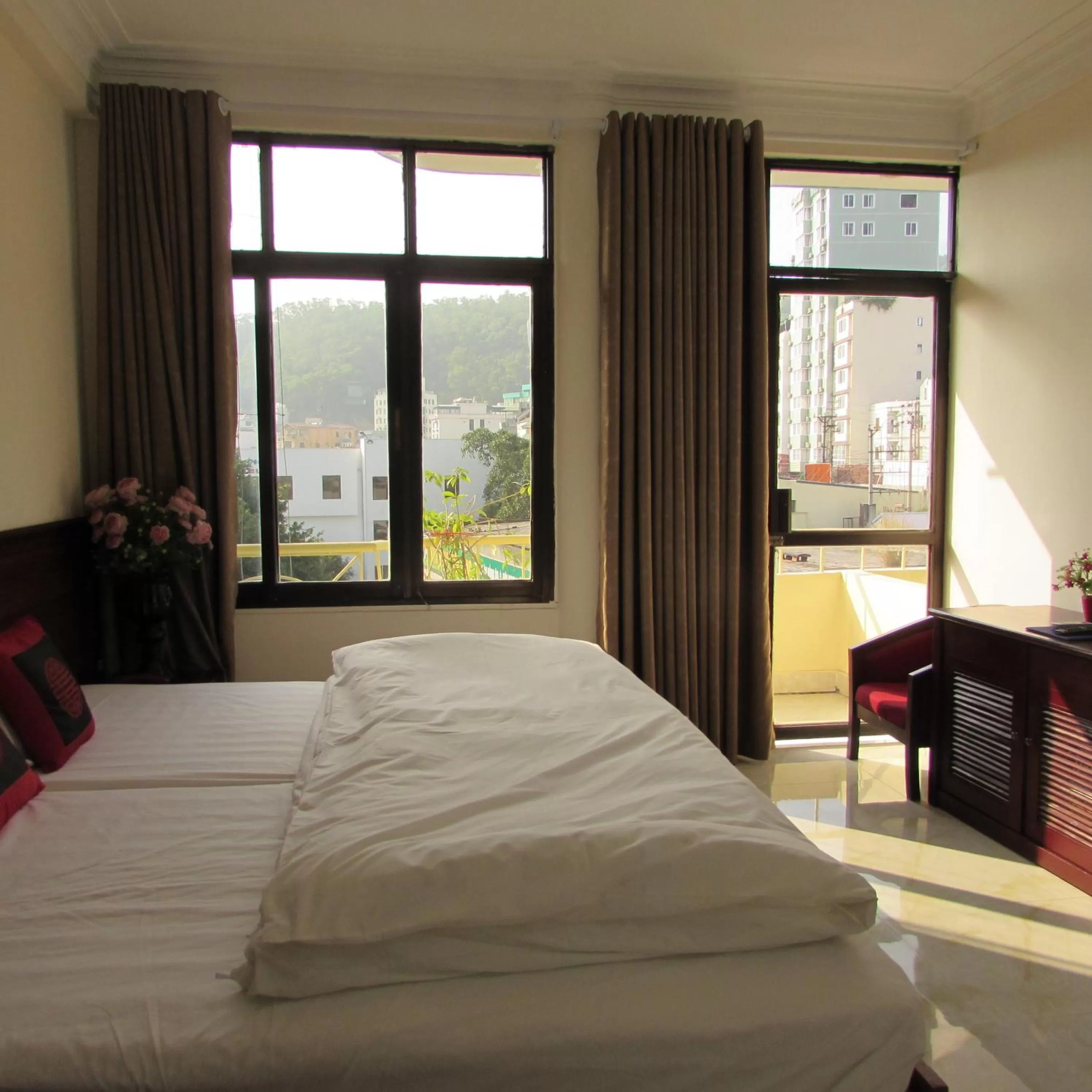 Balcony/Terrace, Bed in Viet Nhat Halong Hotel - Bai Chay