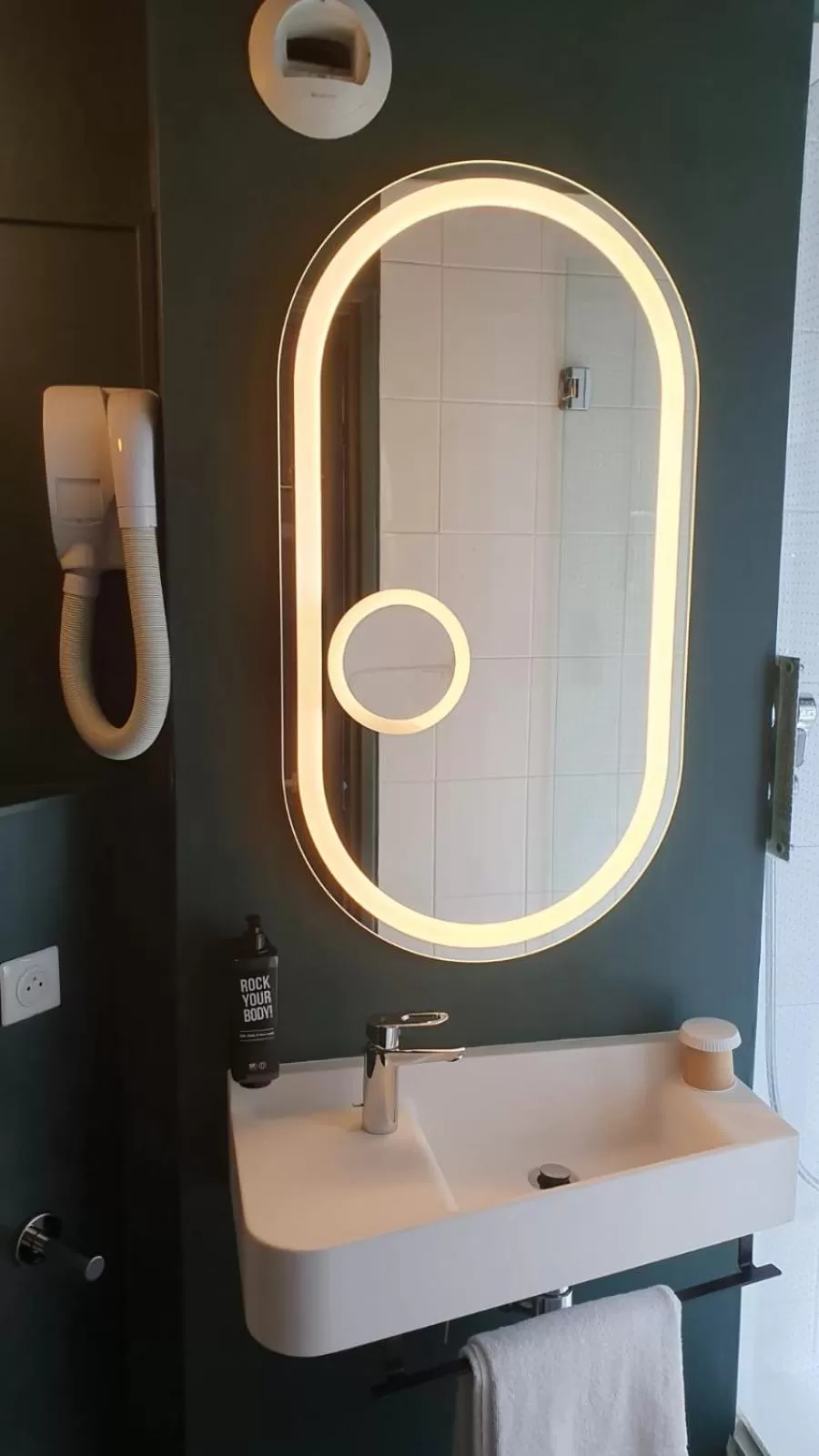 Toilet in ibis Auxerre Centre