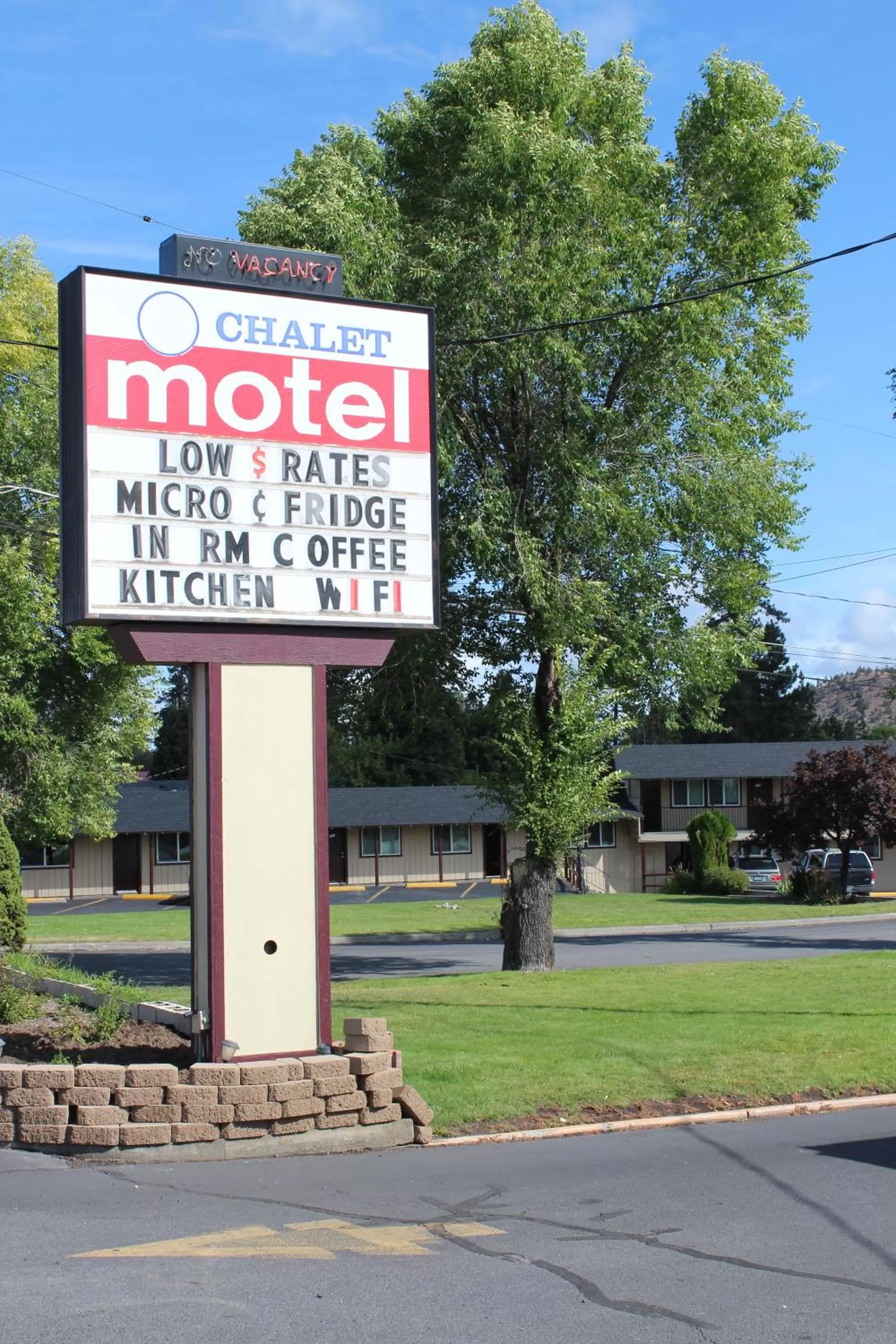 Chalet Motel - Affordable Stay in Central Bend