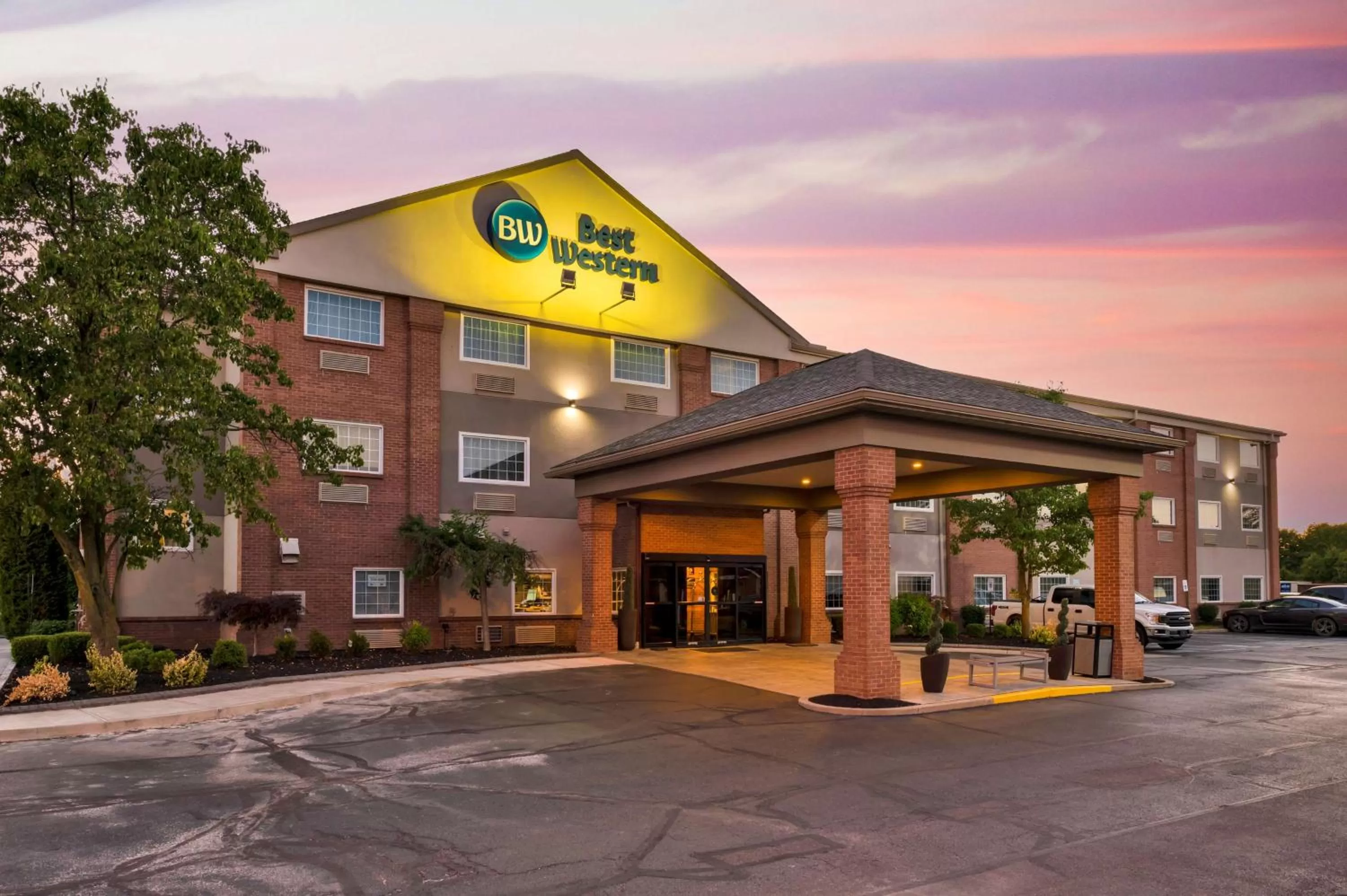 Property building in Best Western Hilliard Inn & Suites