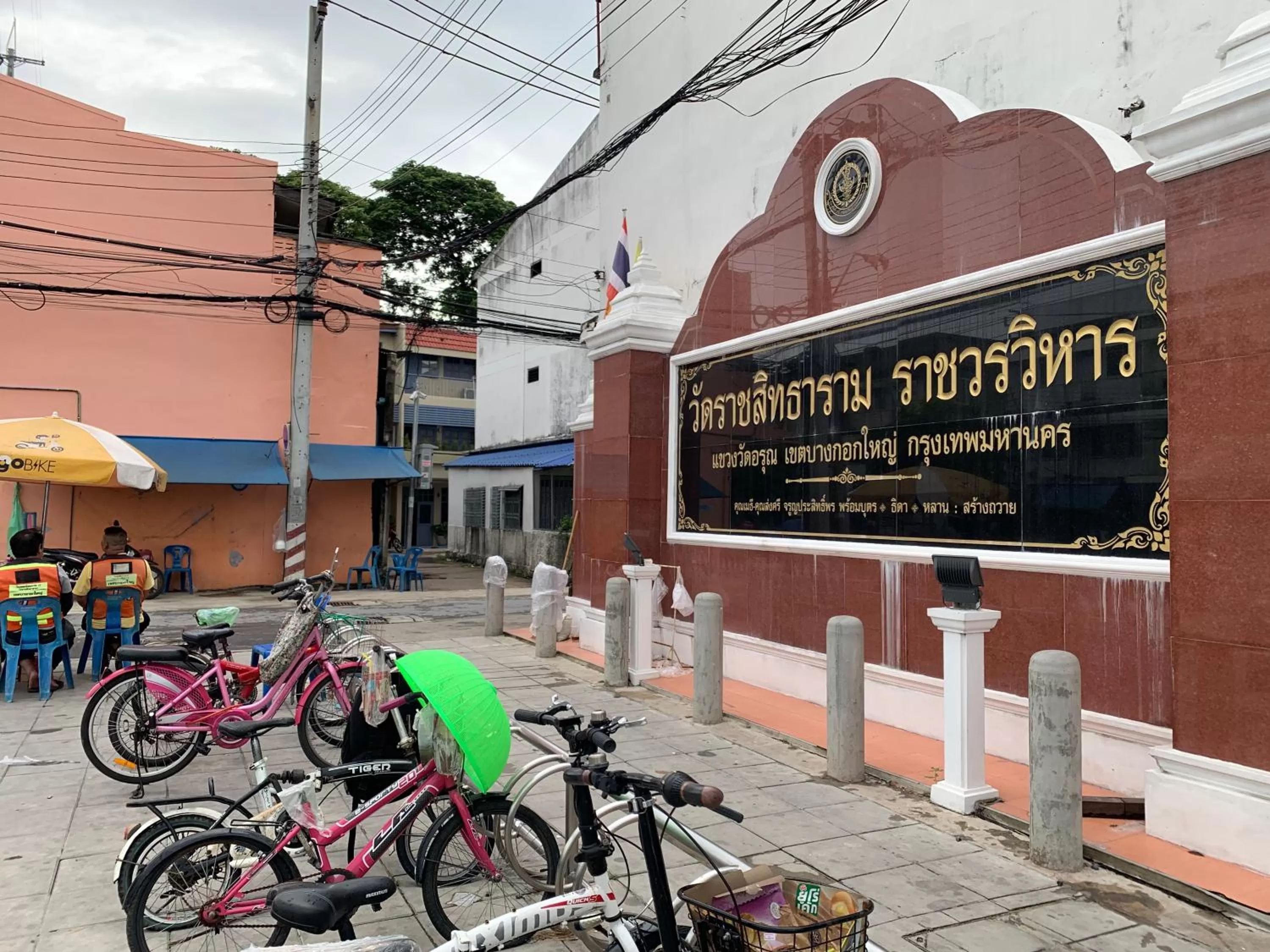 Facade/entrance in Achcha hotel - itsaraphap MRT station - Wat Arun