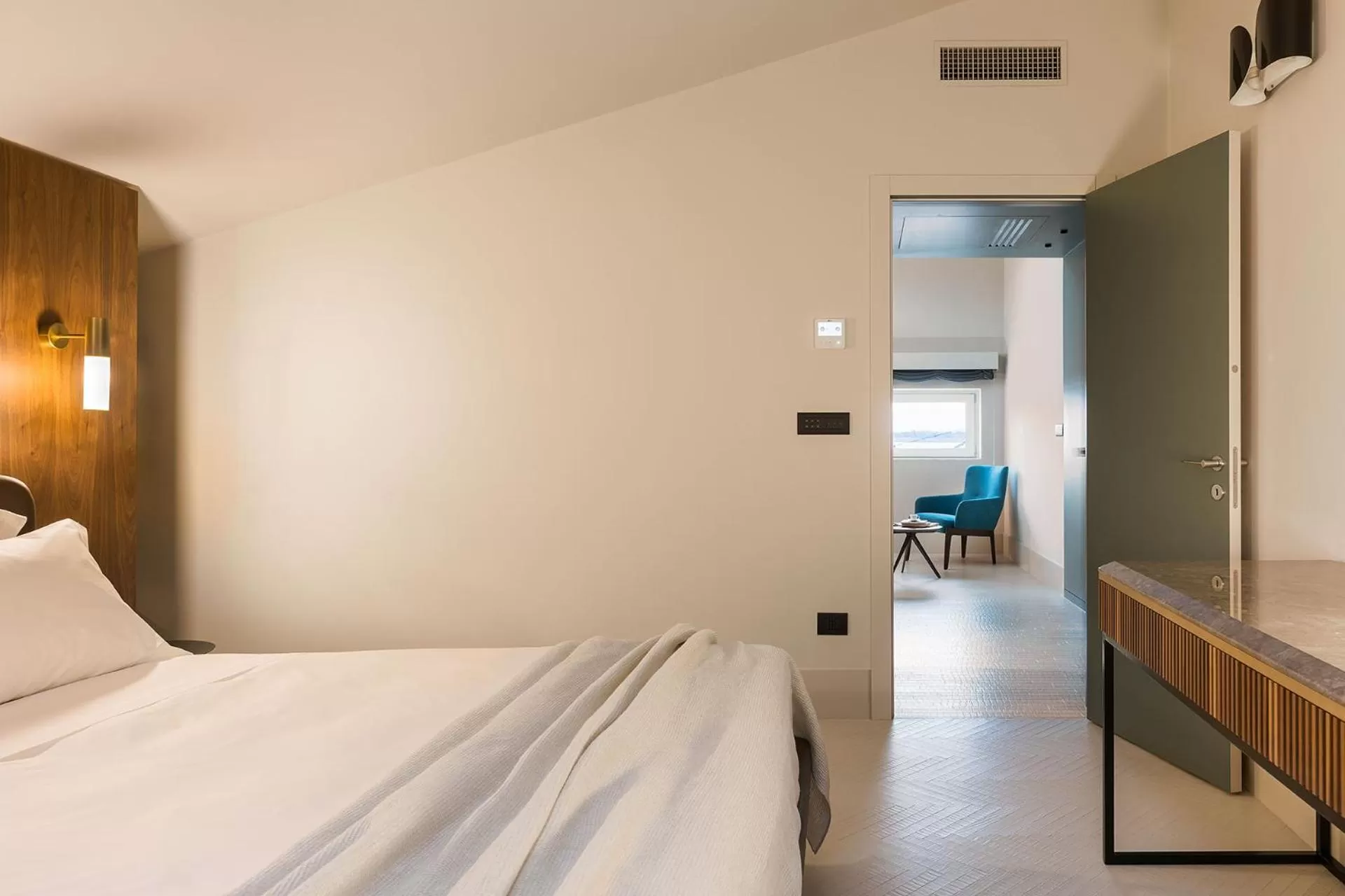 Photo of the whole room, Bed in Byssus Suites