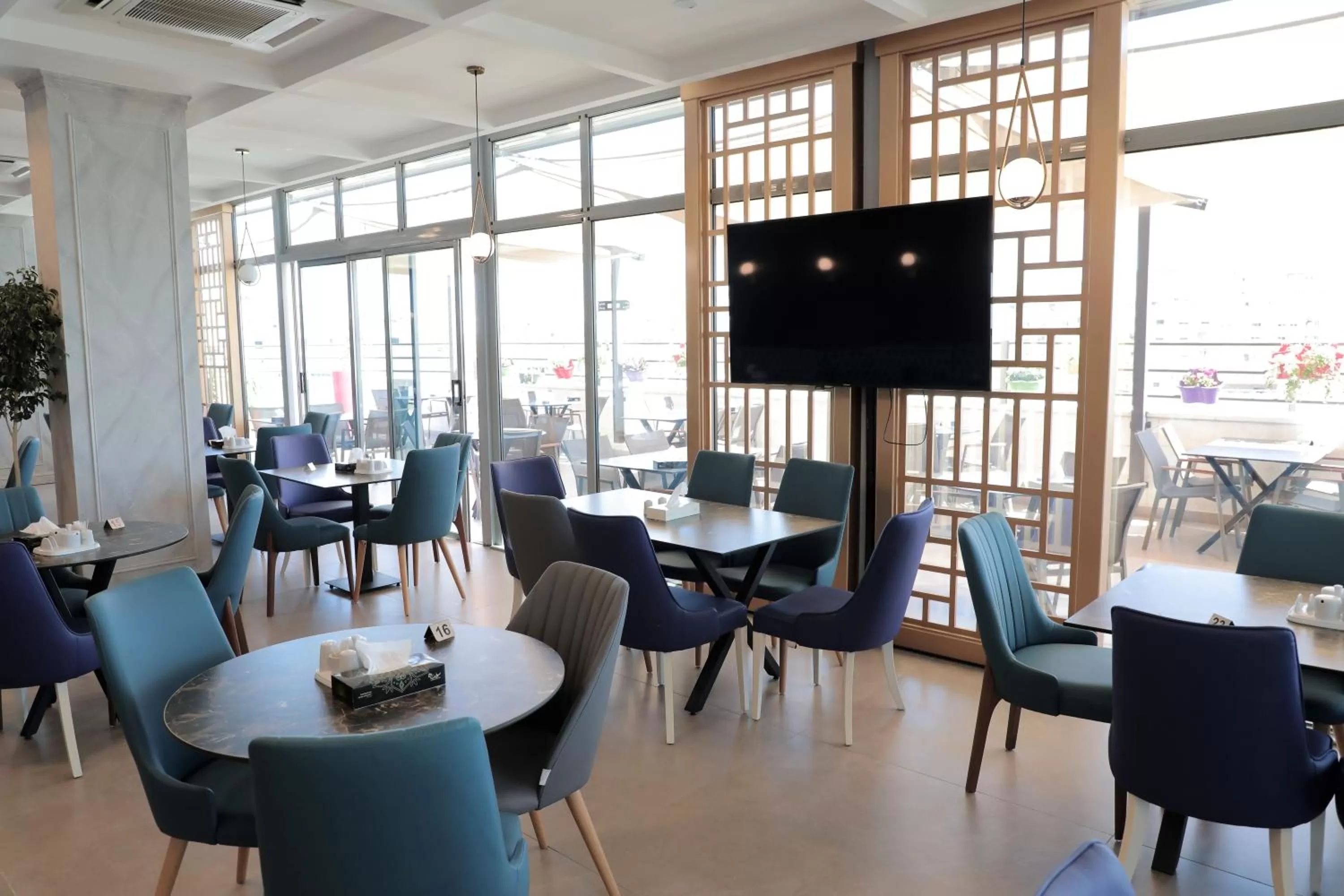 Restaurant/places to eat in Nishan Hotel