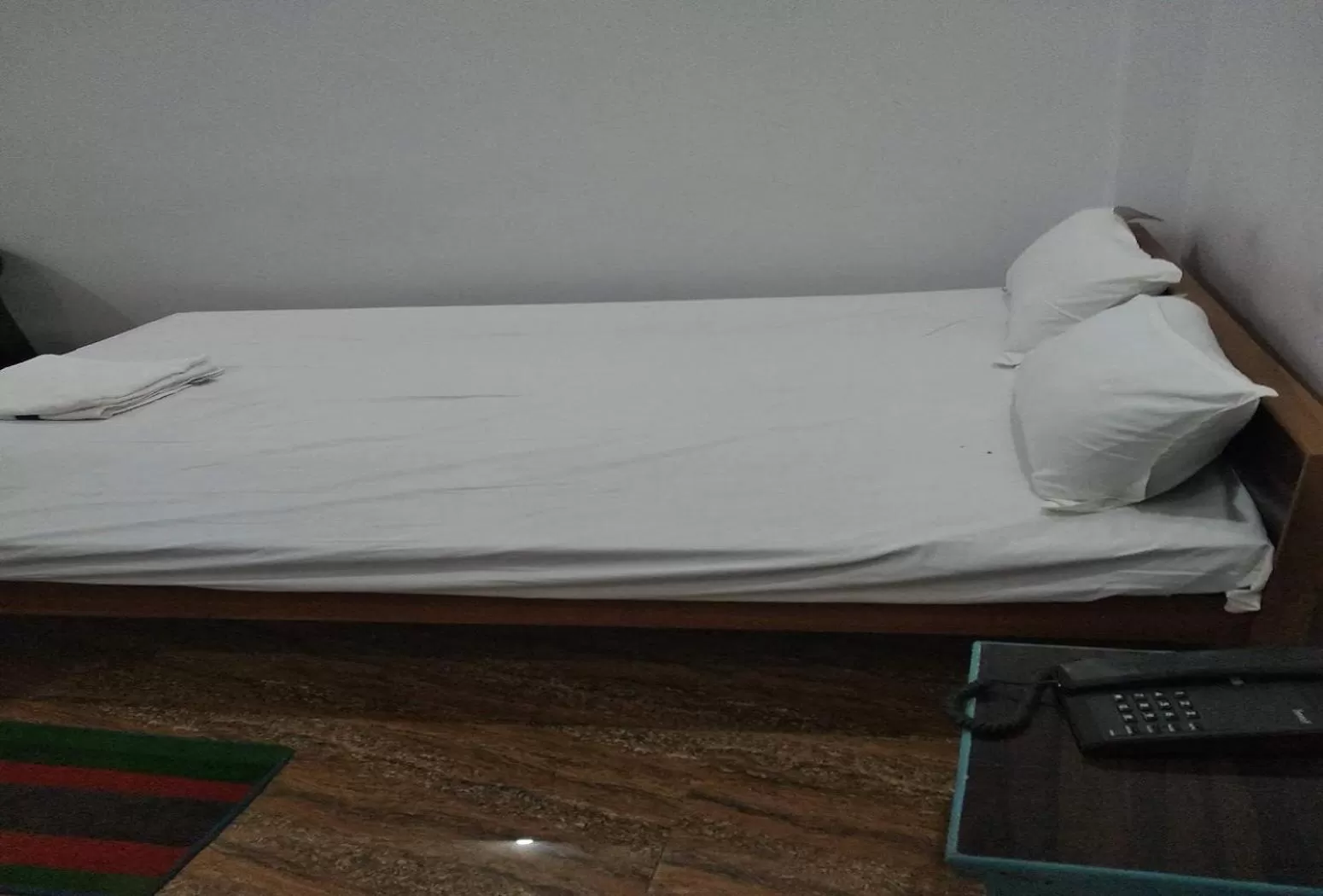 Bedroom, Bed in STAYMAKER Hotel Raj Ganga