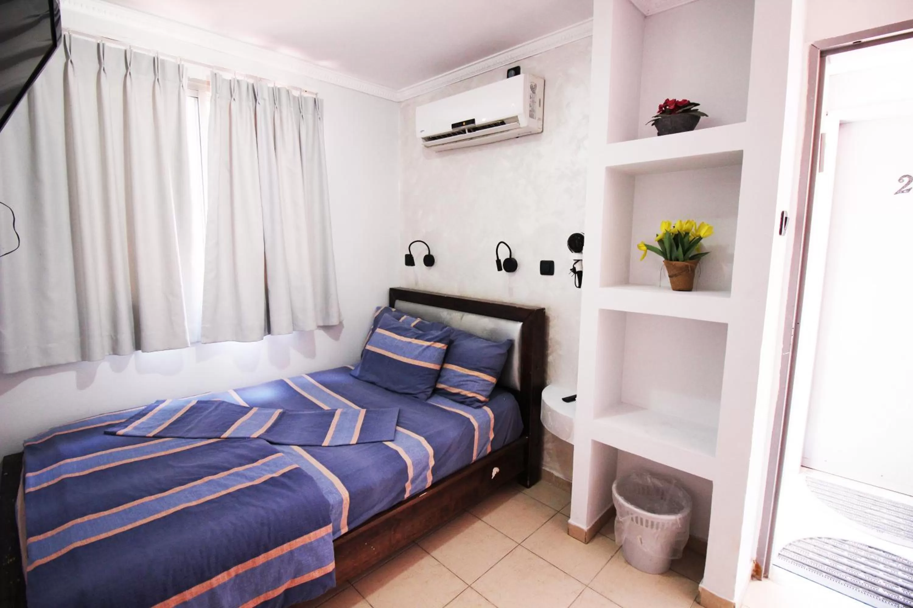 Living room, Bed in Sunset Inn