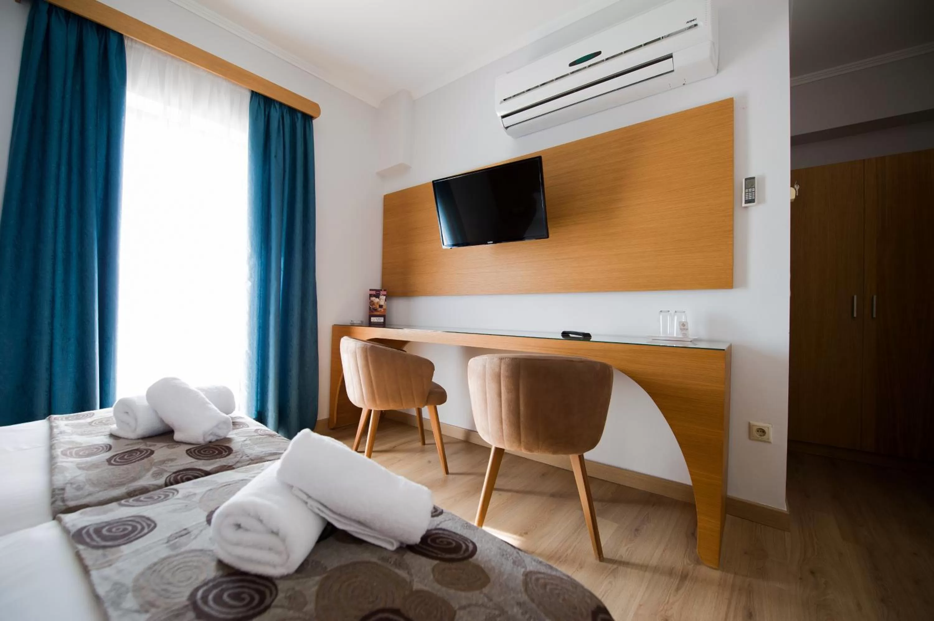 Photo of the whole room, Bed in Olympion