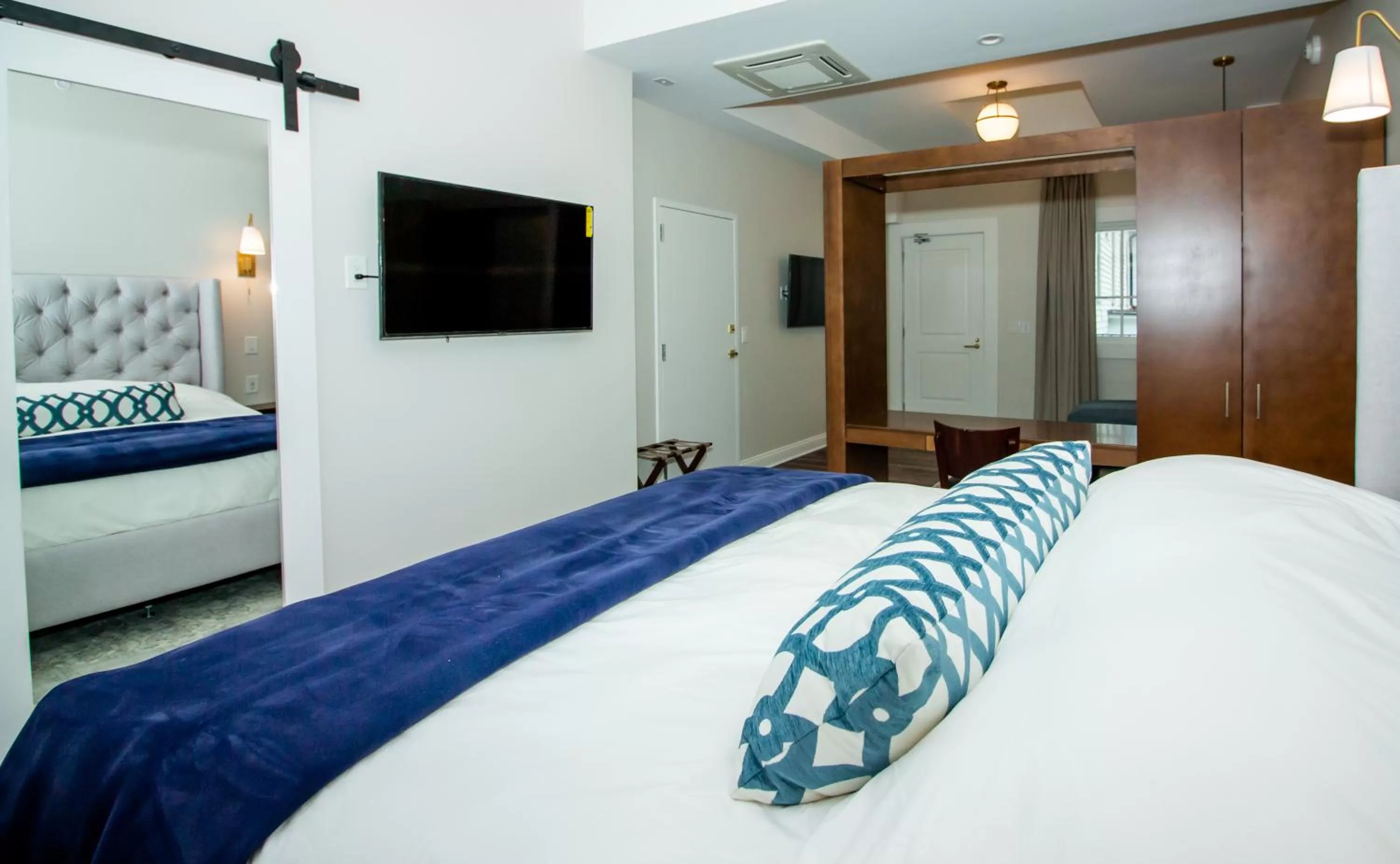 King Suite in The Colonial Inn, an Ascend Collection Hotel