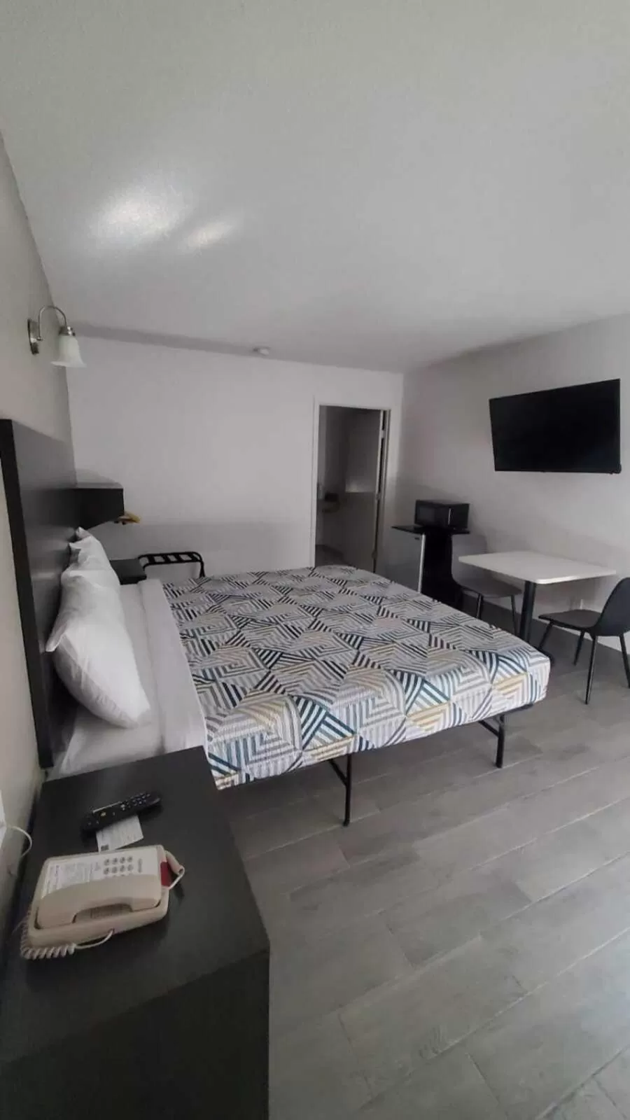 Bedroom, Bed in Studio 6 Branson West MO Silver Dollar City