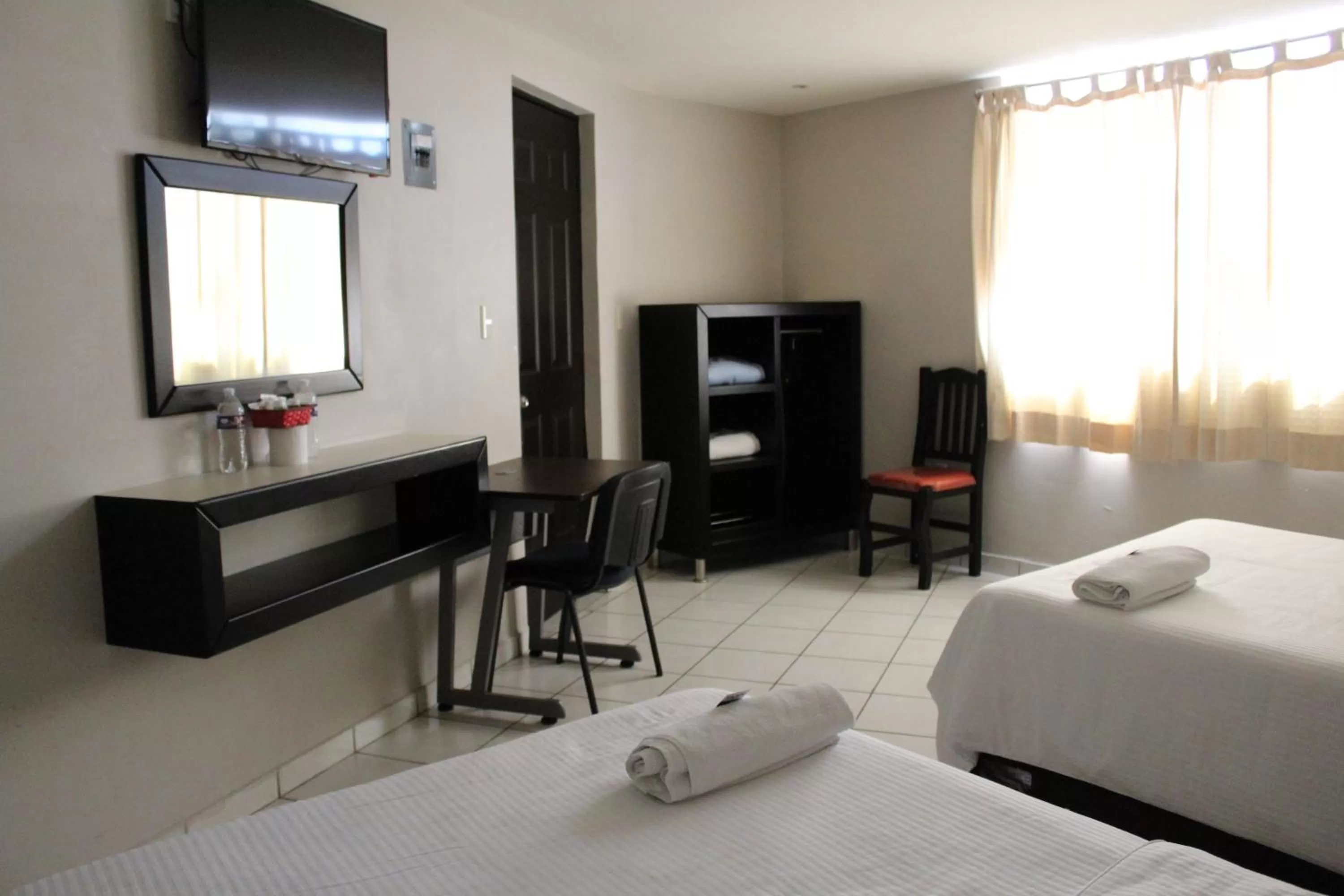 Communal lounge/ TV room, Bed in Hotel Florencia Poza Rica