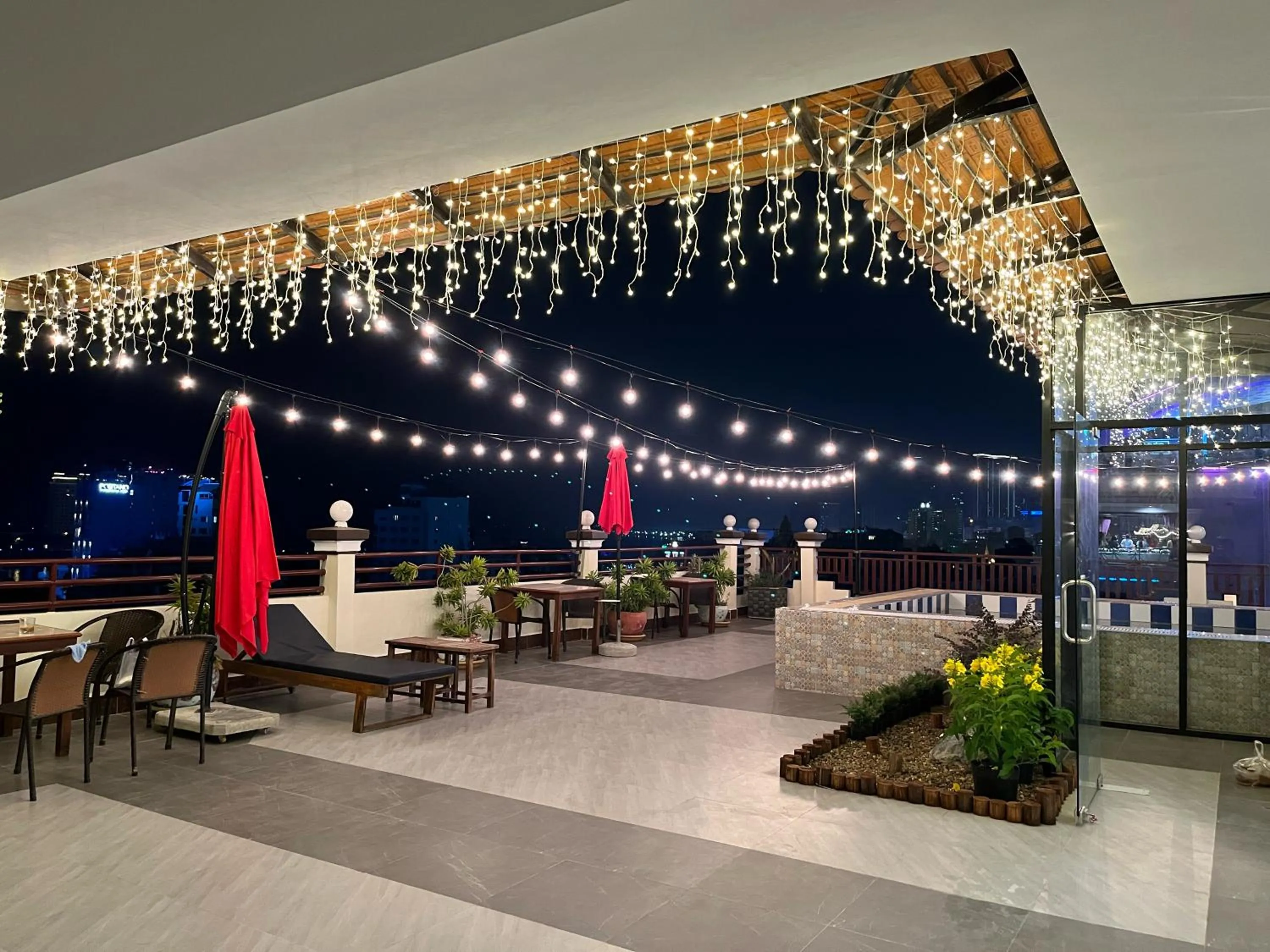 Restaurant/places to eat in Queenwood Hotel