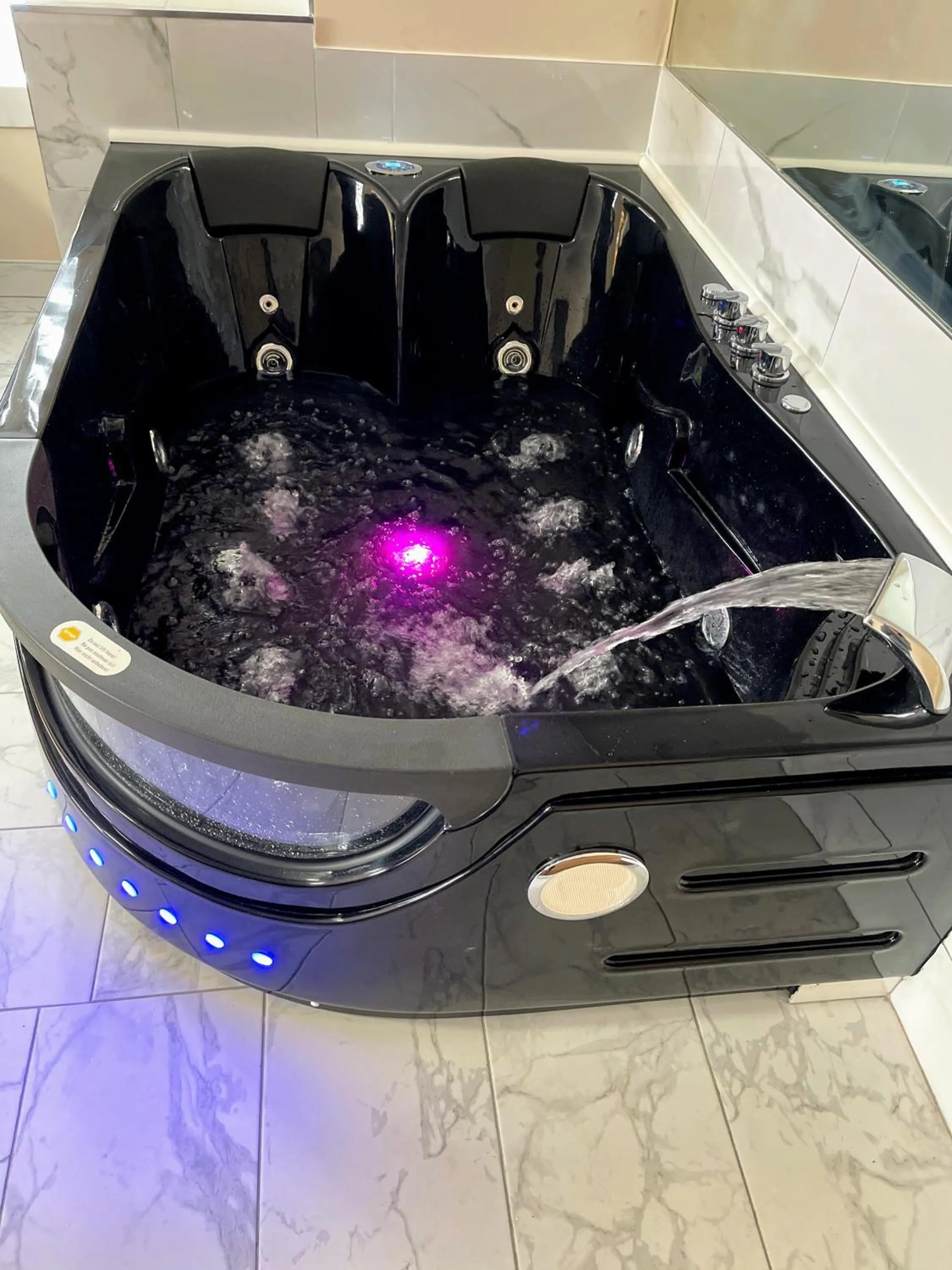 Hot Tub in Falls Lodge & Suites