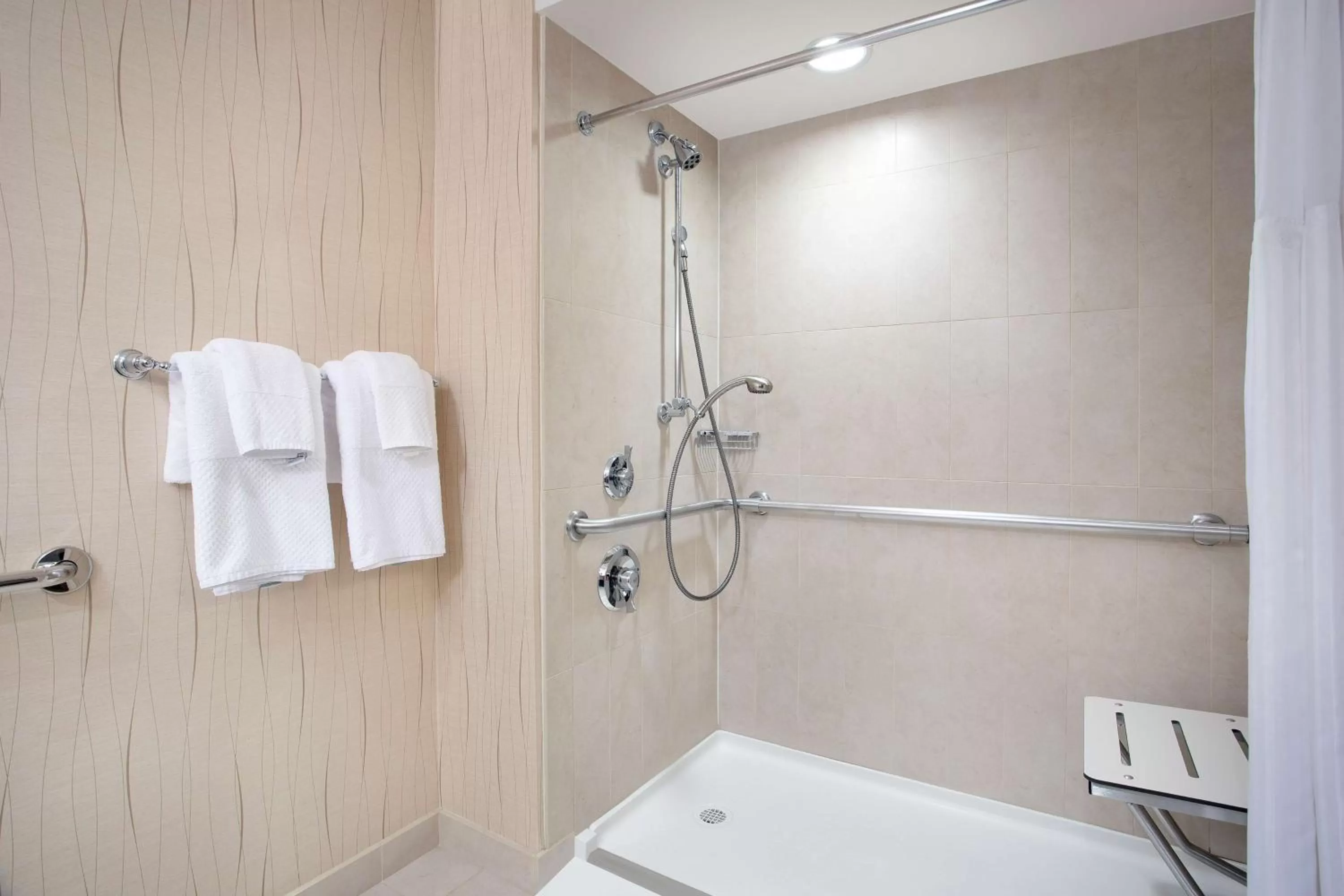 Bathroom in Hilton Rosemont Chicago O'Hare