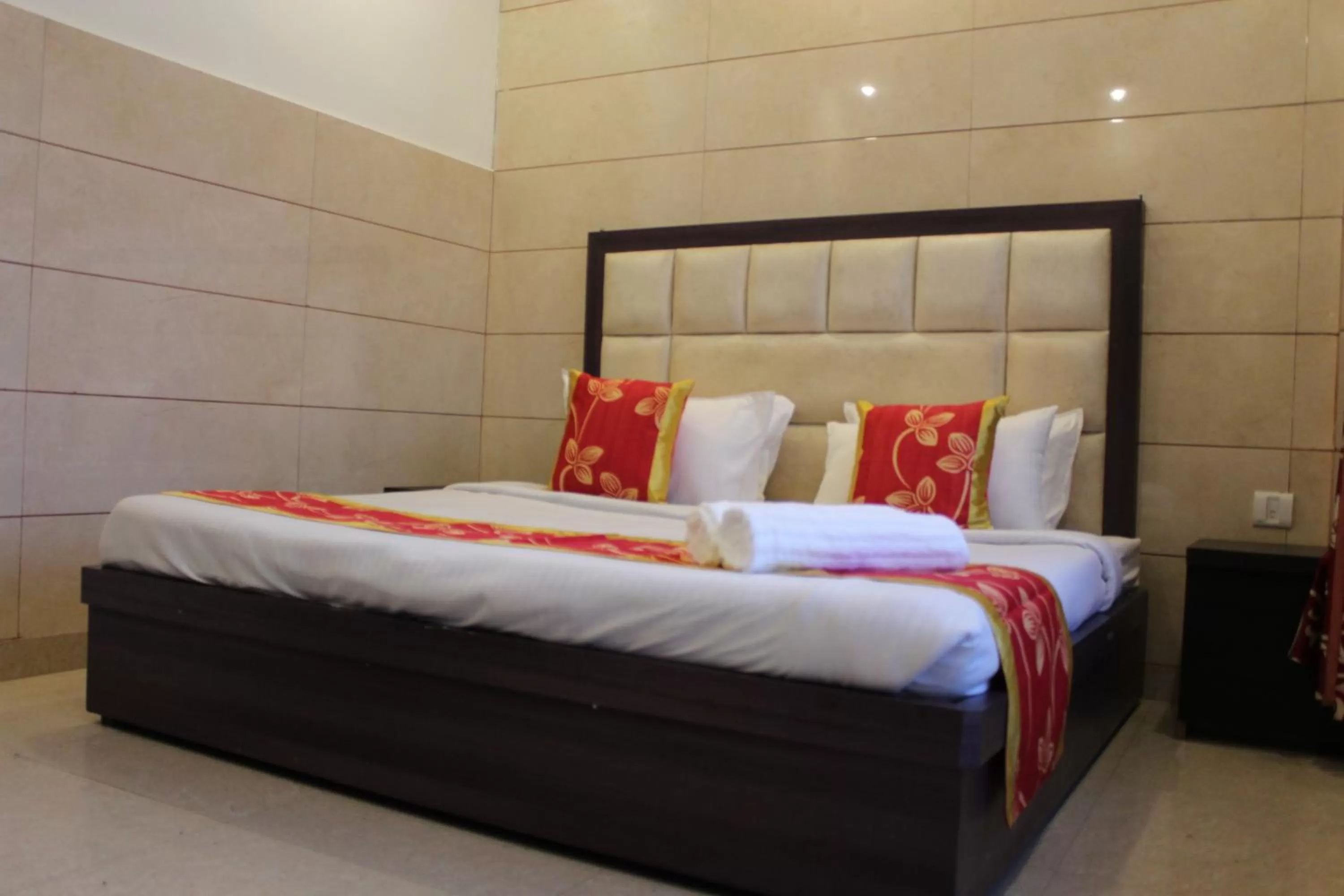 Bed in Trimrooms JMC Katra