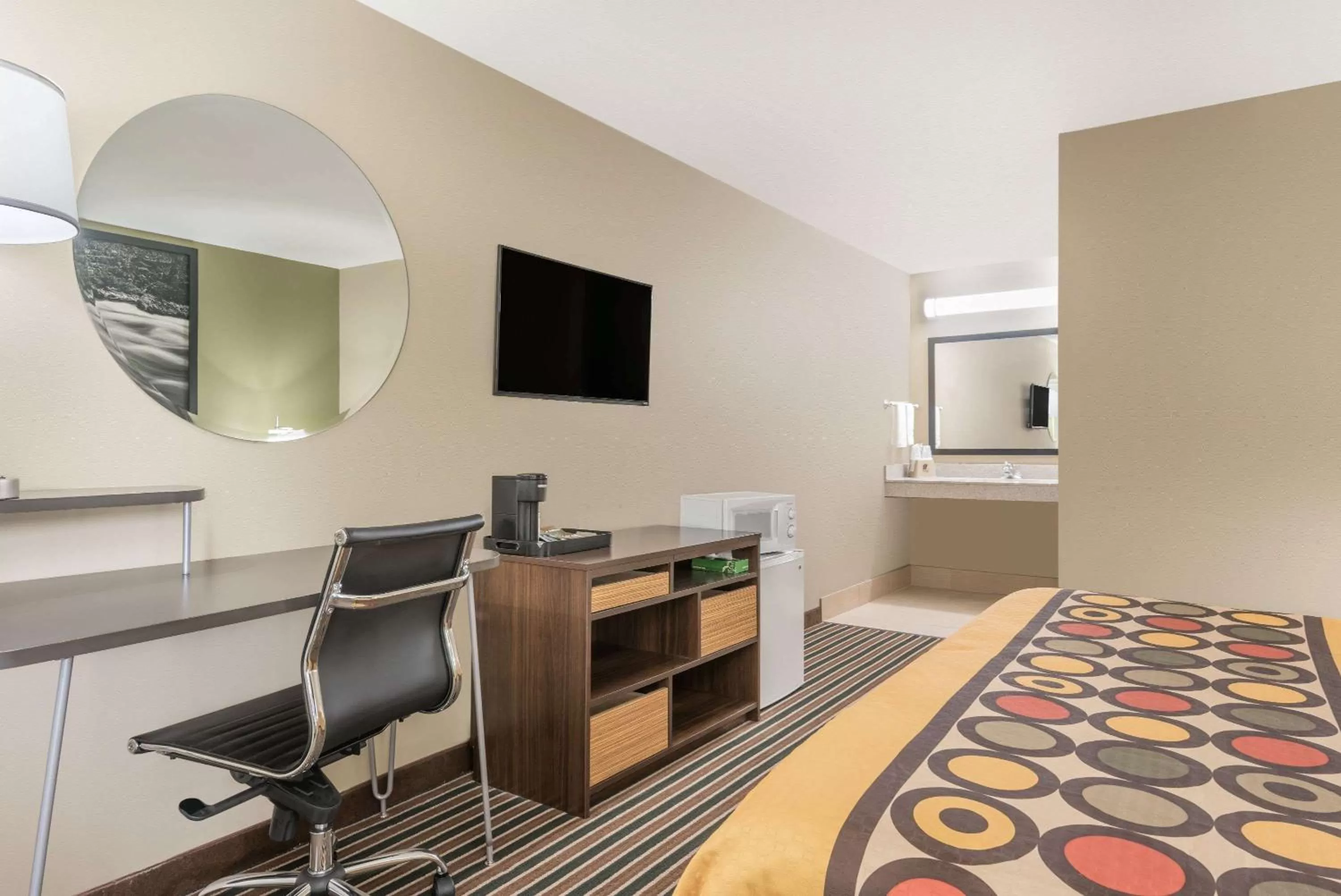 Photo of the whole room, Bed in Super 8 by Wyndham Bryant Little Rock Area