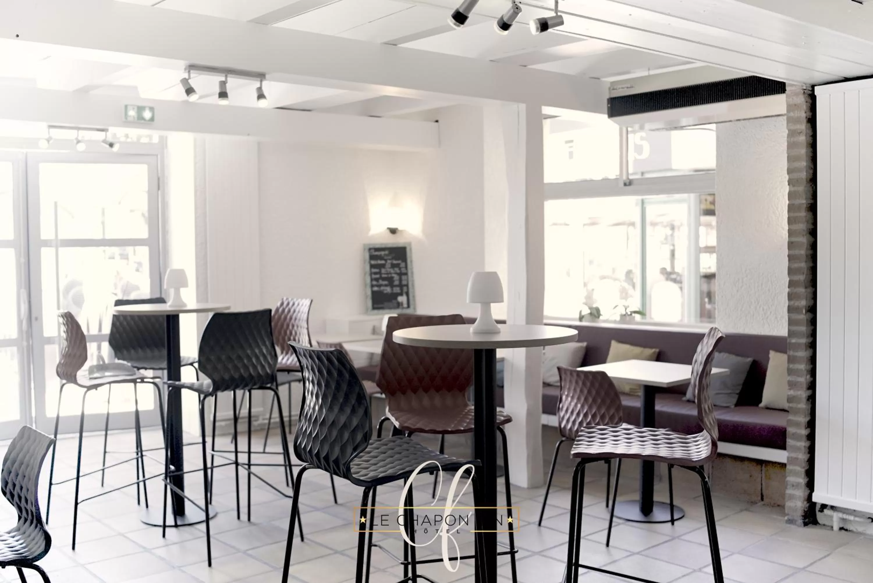 Lounge or bar in HÔTEL LE CHAPON FIN