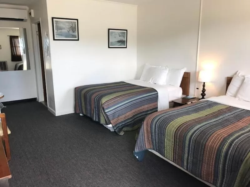 Bed in Wachapreague Inn - Motel Rooms