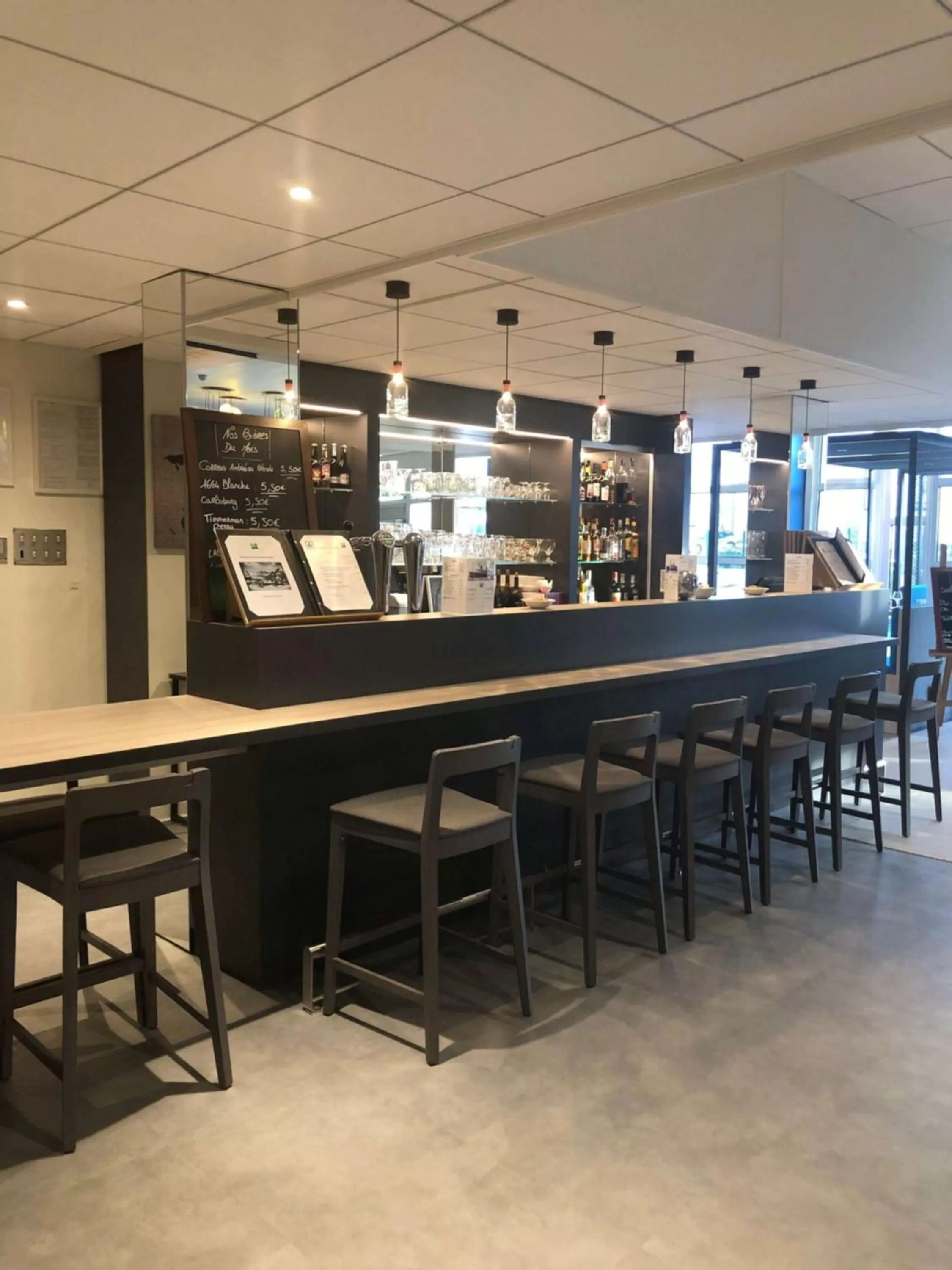 Lounge or bar in ibis Styles Beauvais