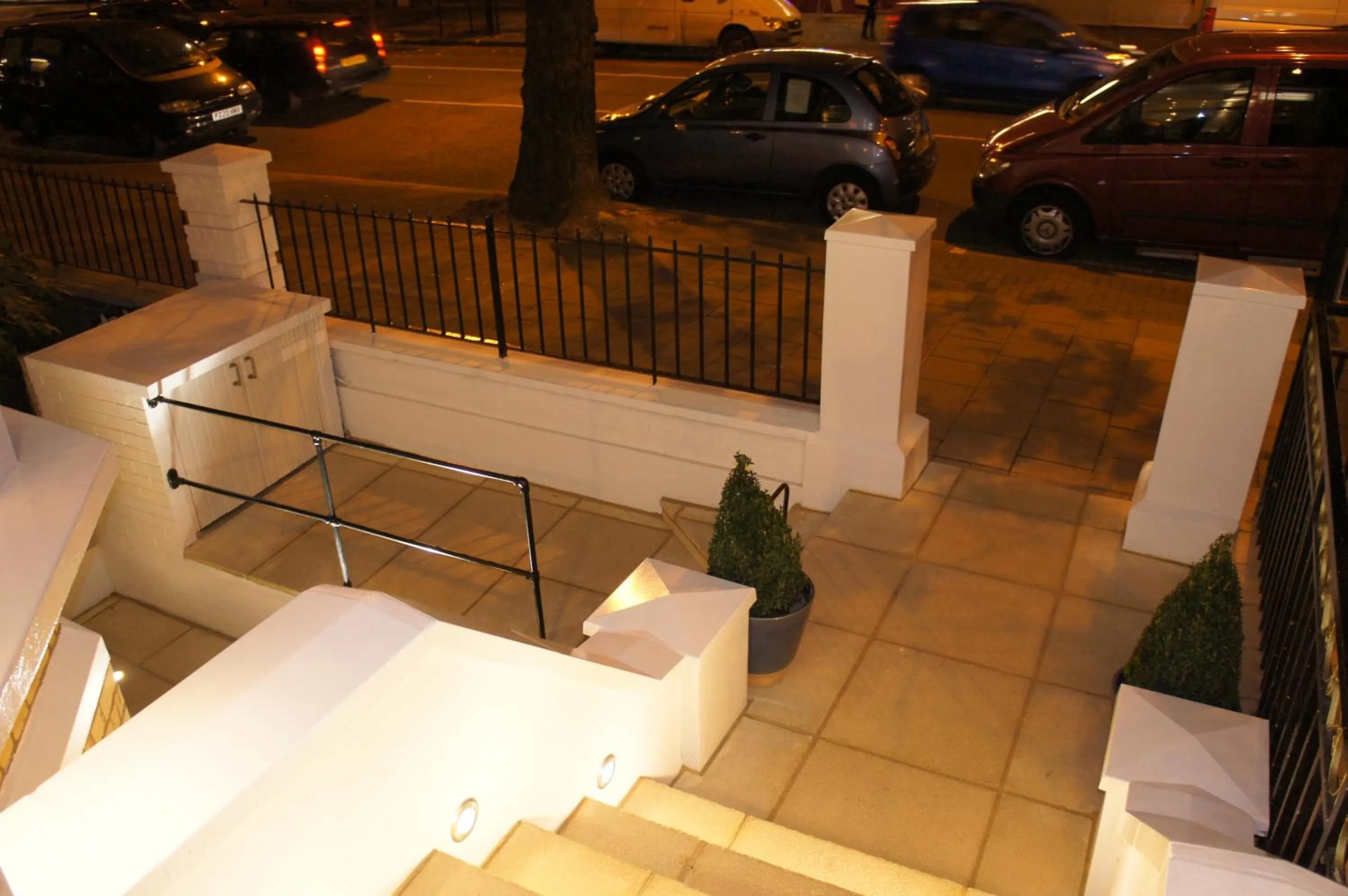 Facade/entrance in Sapphire Hotel London