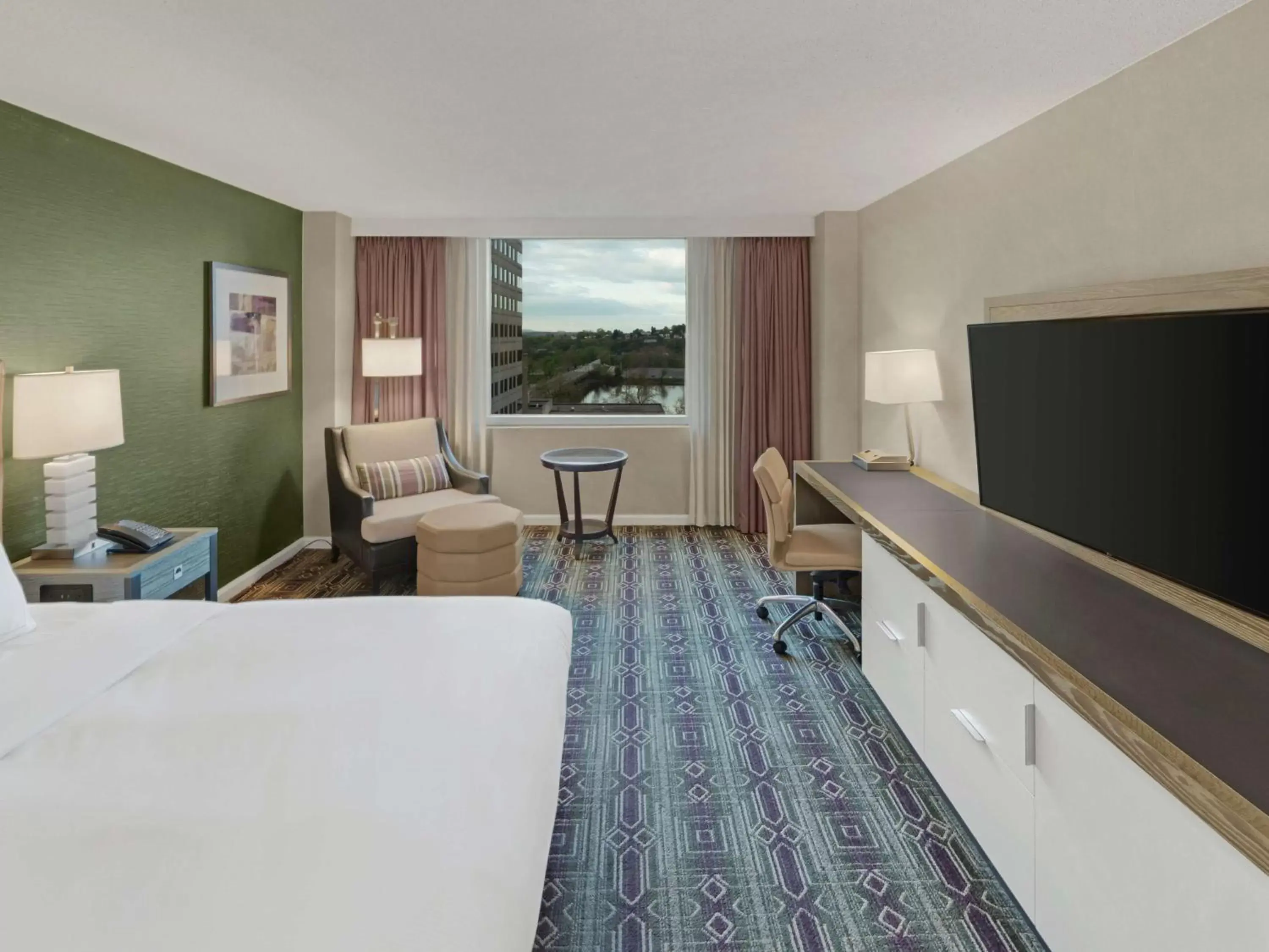 King Bed with City View in Hilton Harrisburg near Hershey Park King Bed with City View in Hilton Harrisburg near Hershey Park