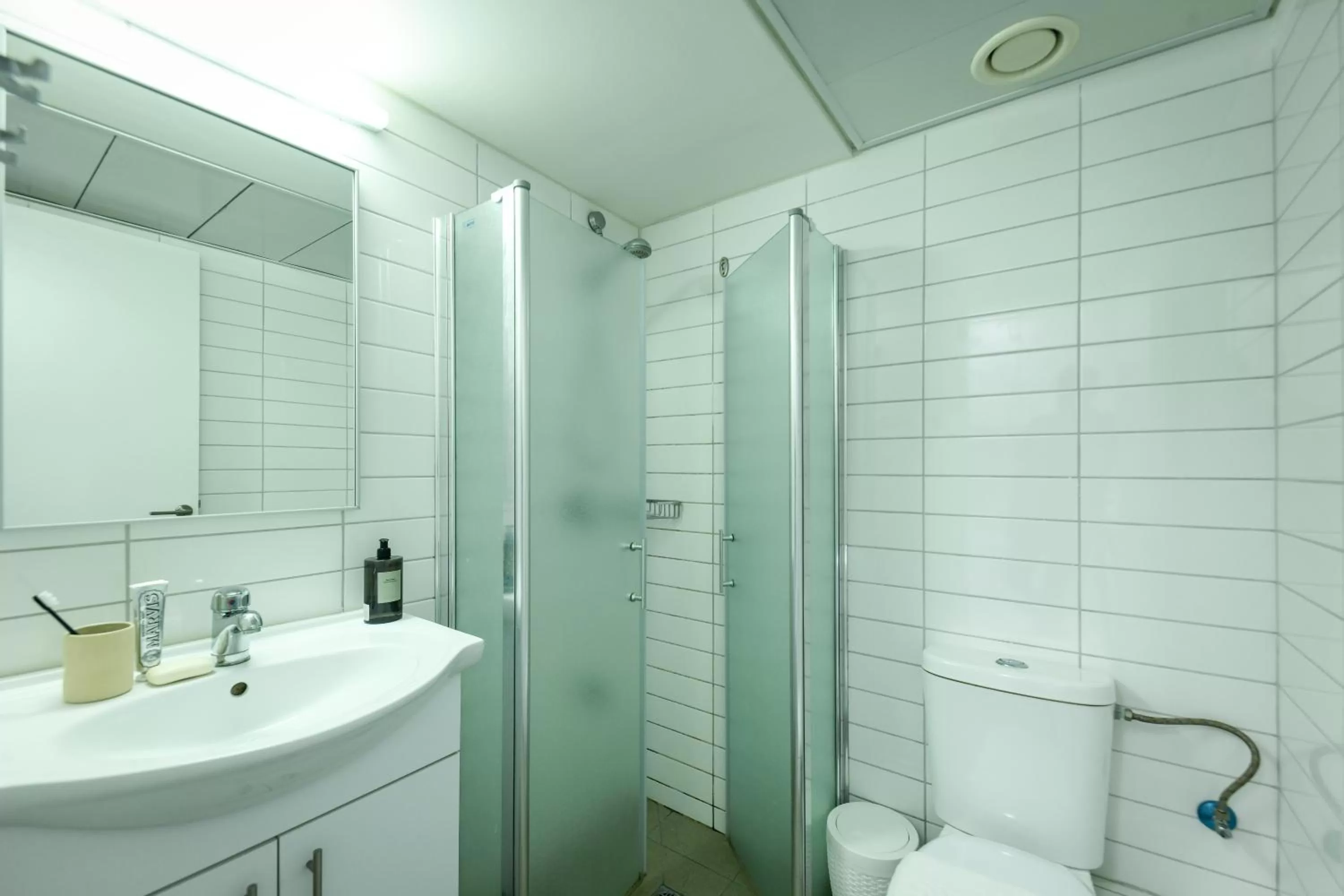 Shower in דירות גני תערוכה - TLV university apartments near Expo by Sea N' Rent