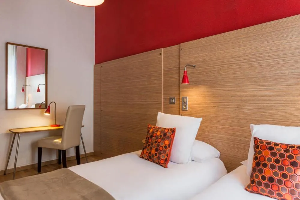 Staff, Bed in Hôtel Edmond Rostand