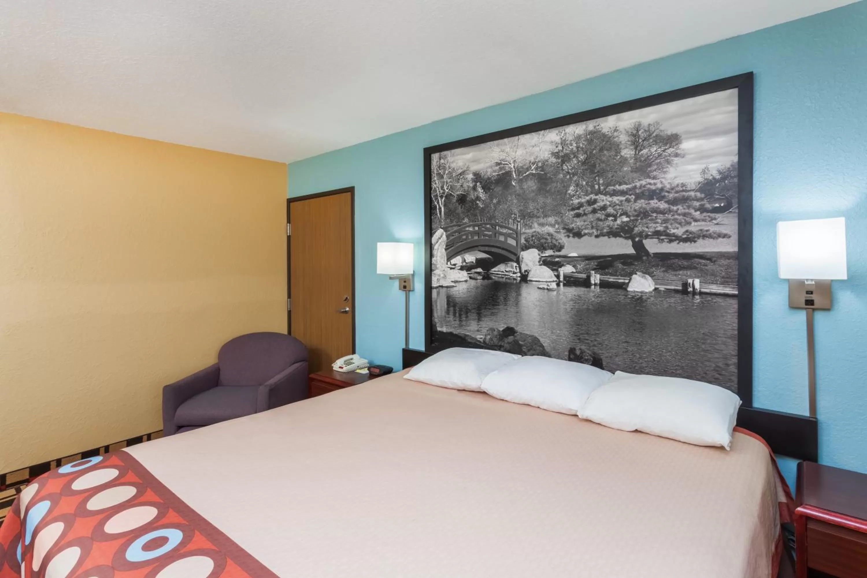 Bed in Econo Lodge Chillicothe