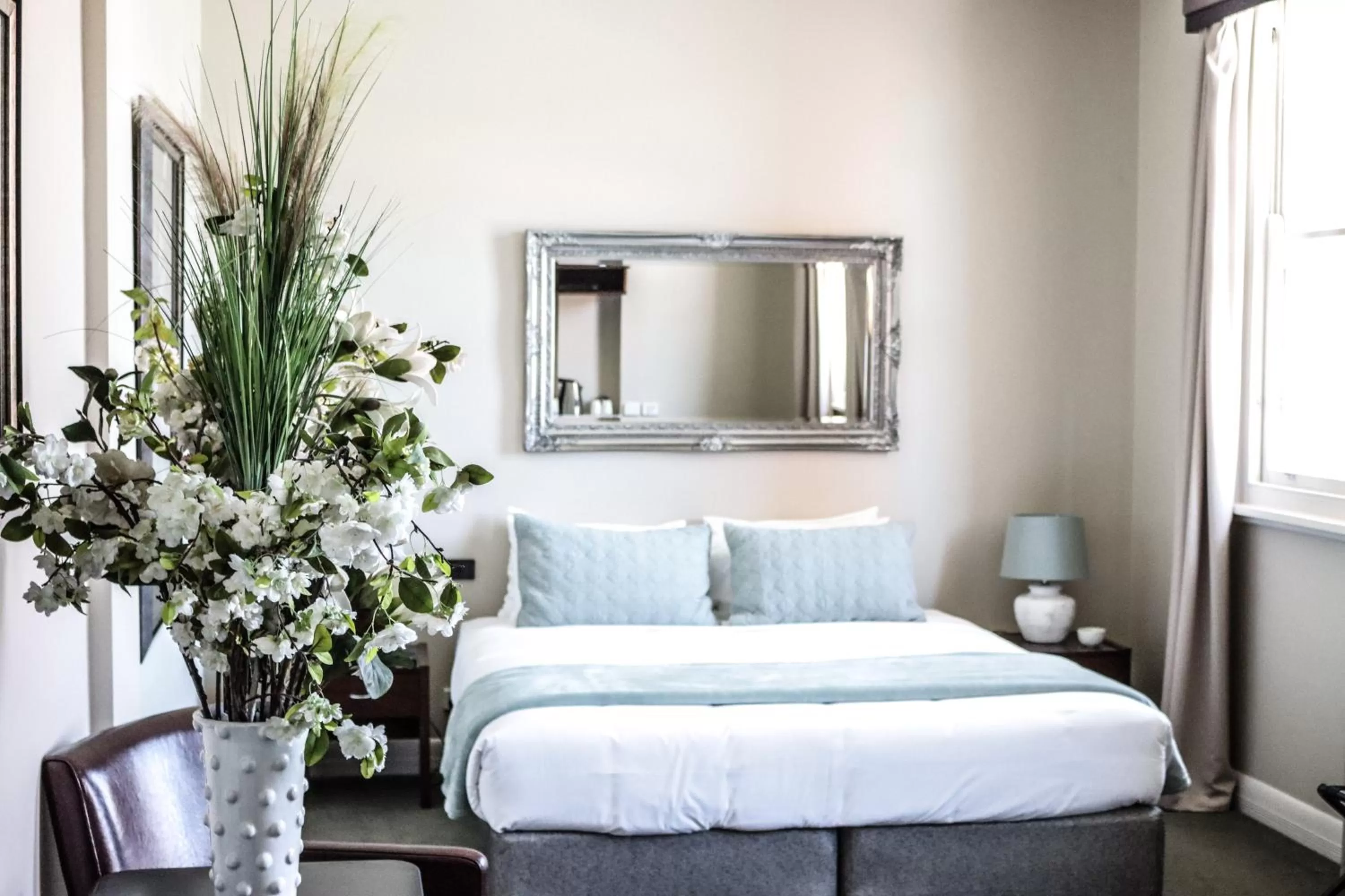 Bedroom, Bed in Oscars Hotel and Cafe Bar