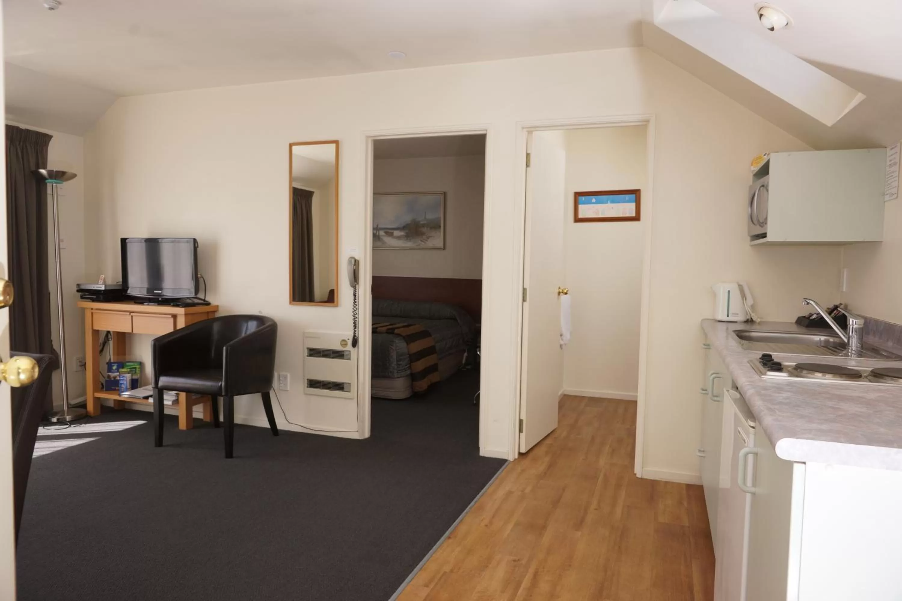 Kitchen or kitchenette in Sherborne Motor Lodge