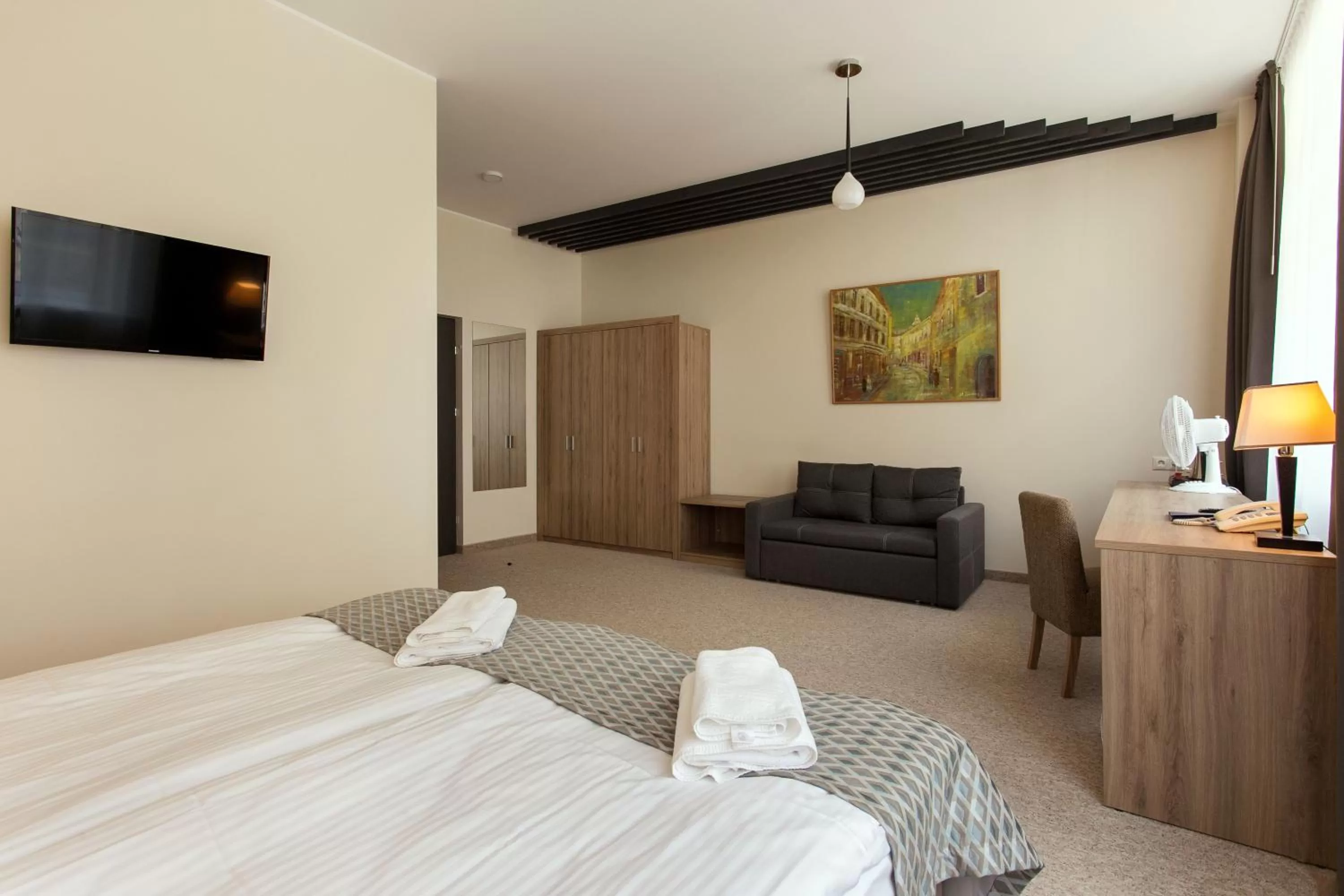 Photo of the whole room, Bed in Old Town Trio