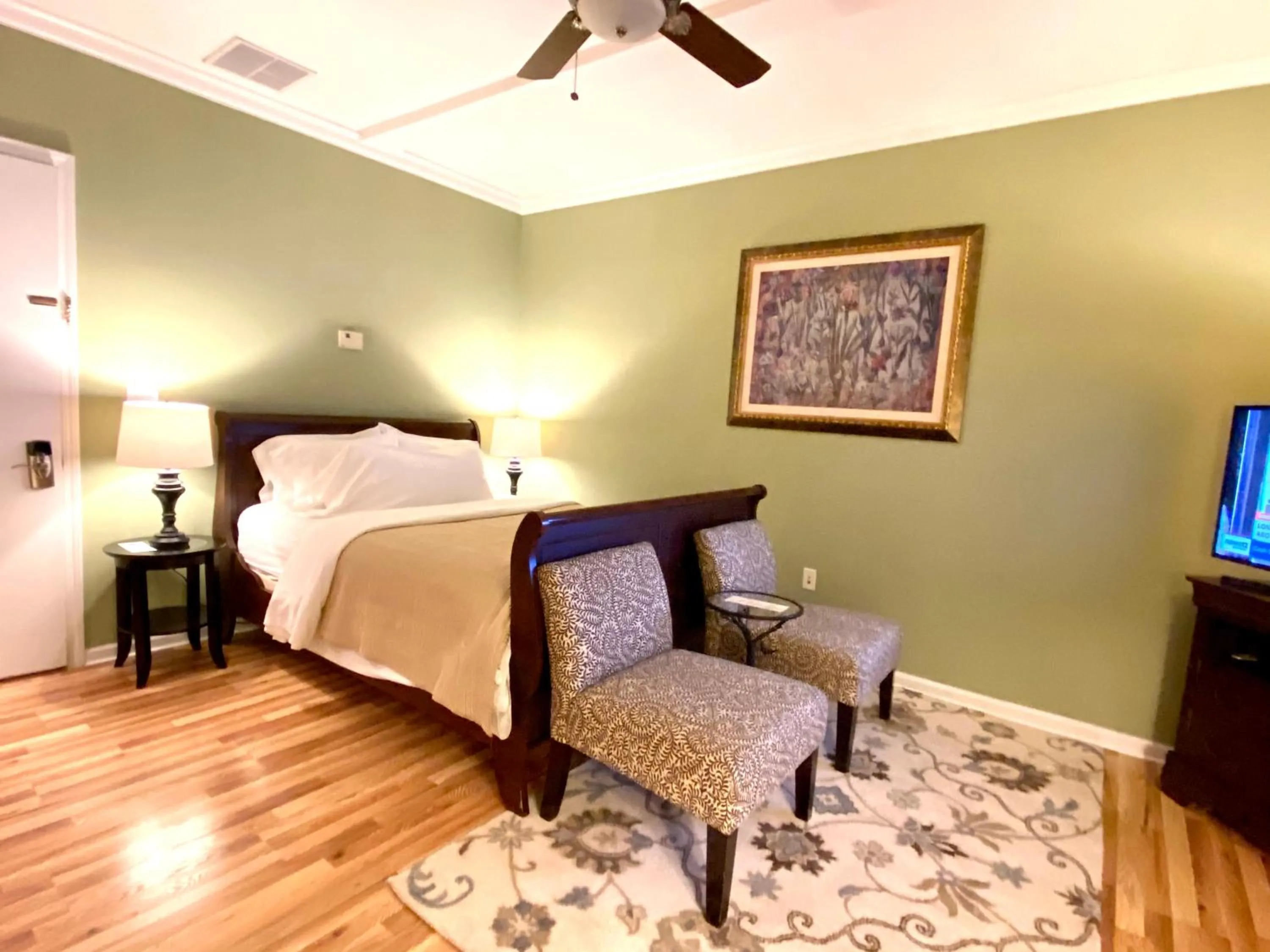 Bed in Inn on Main Hotel