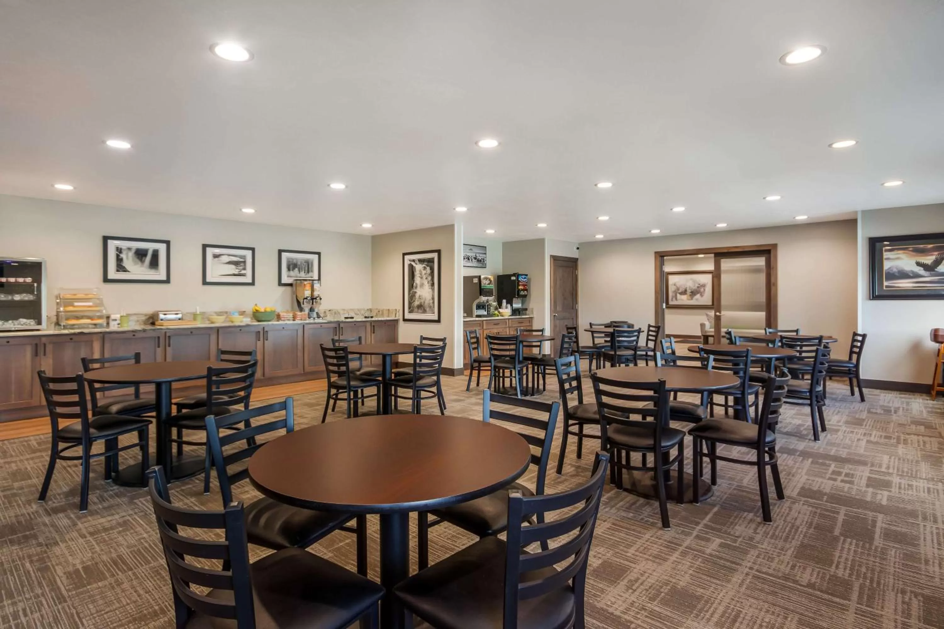 Restaurant/places to eat in SureStay Plus Hotel by Best Western Rexburg
