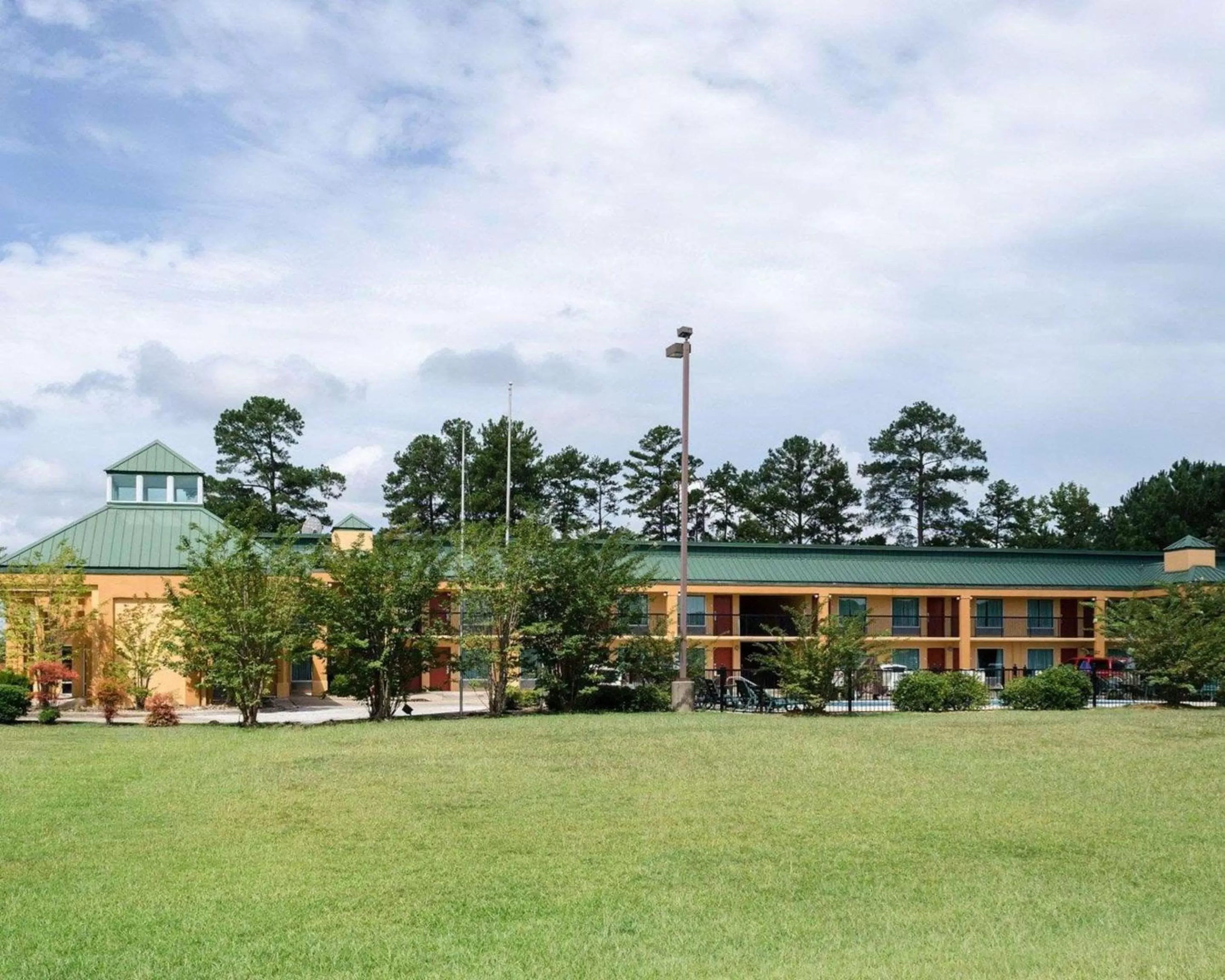 Property building in Quality Inn Louisville MS