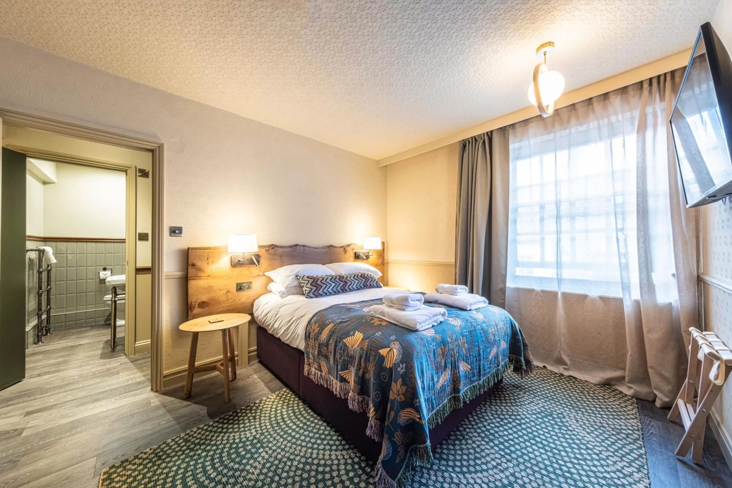 Bedroom, Bed in The Feathers Holt