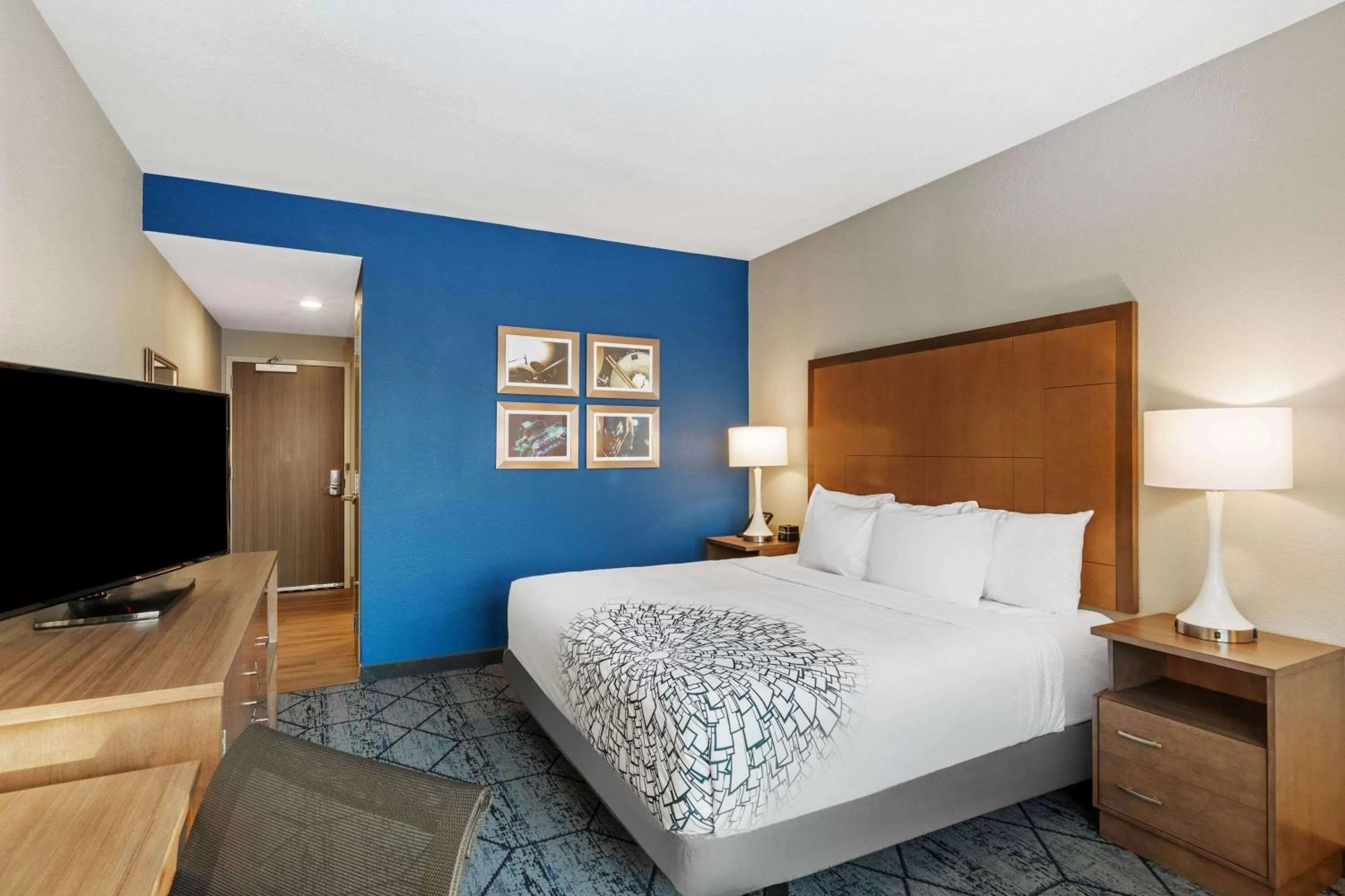 Photo of the whole room, Bed in La Quinta Inn & Suites by Wyndham Kansas City Beacon Hill