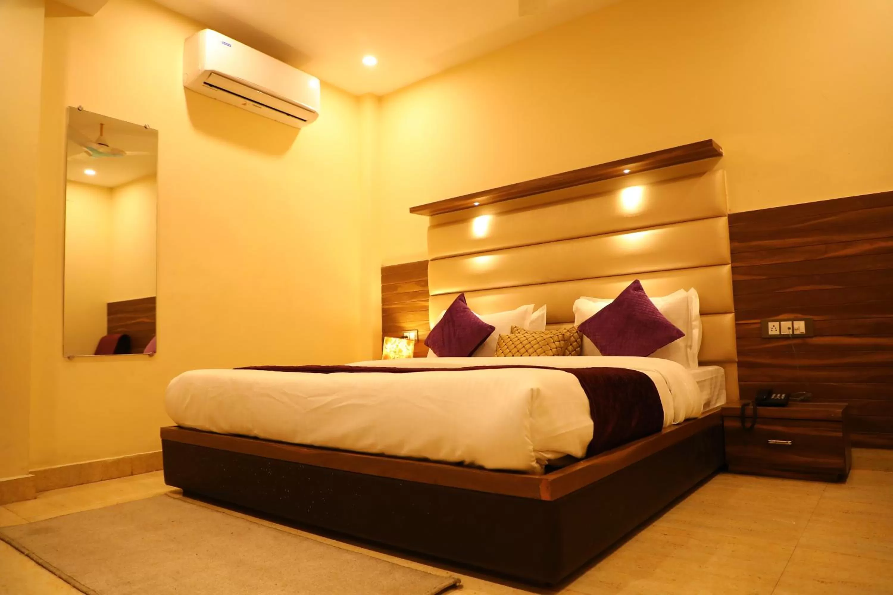 Queen Room in Hotel Ganga Heights