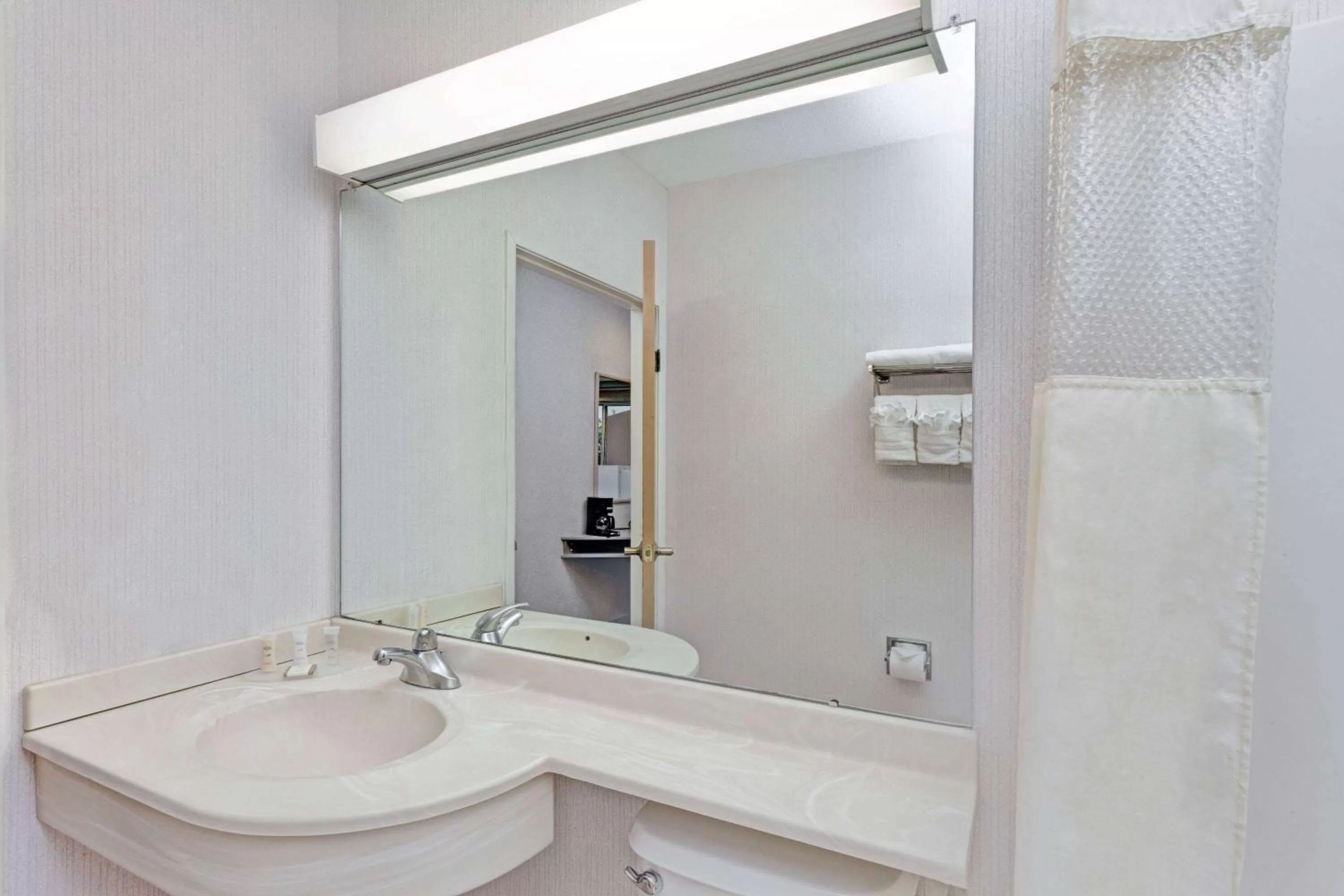 Photo of the whole room in Red Lion Inn & Suites Elk Grove Village