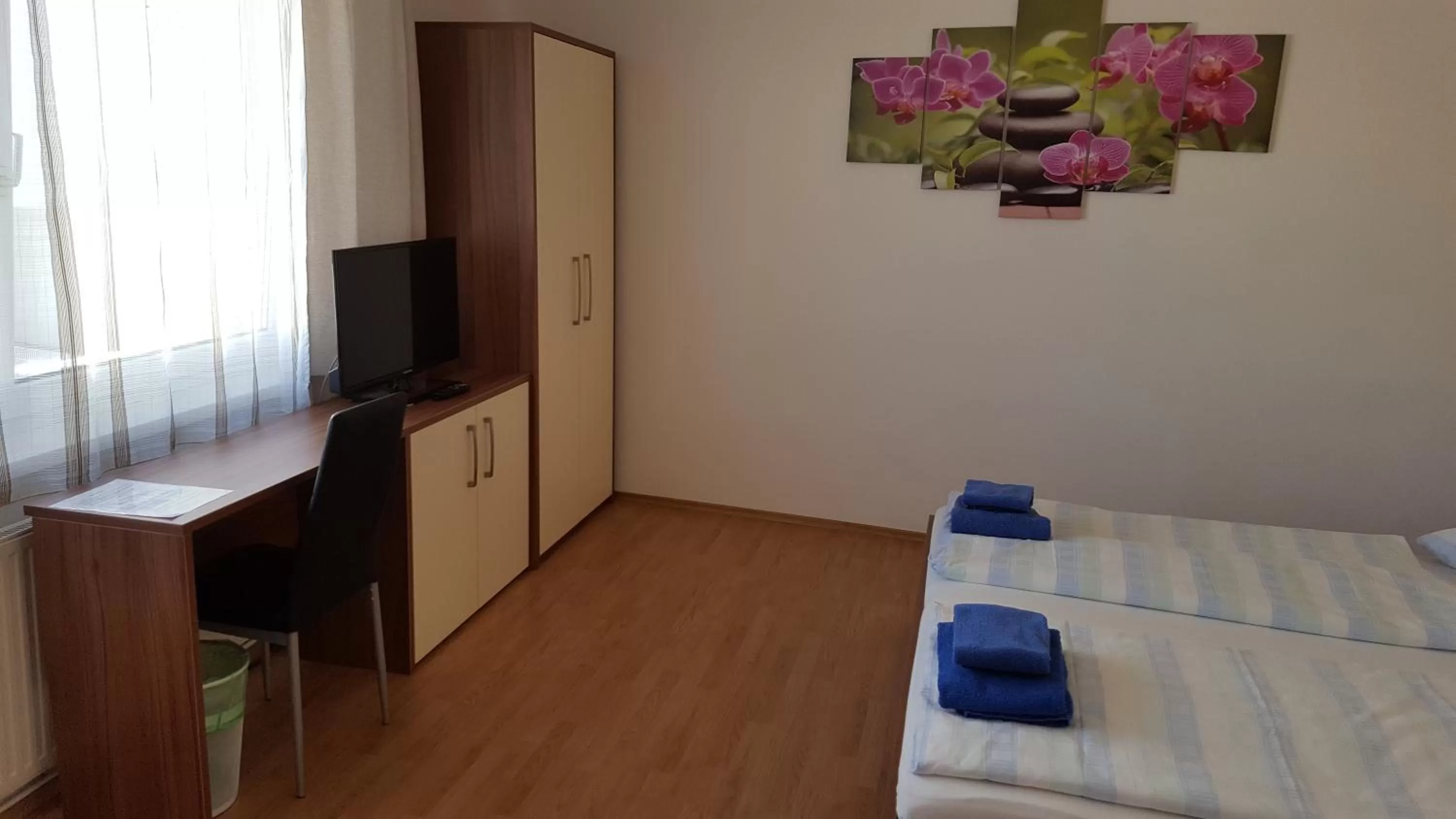 Photo of the whole room, Bed in Pension Haus Nova