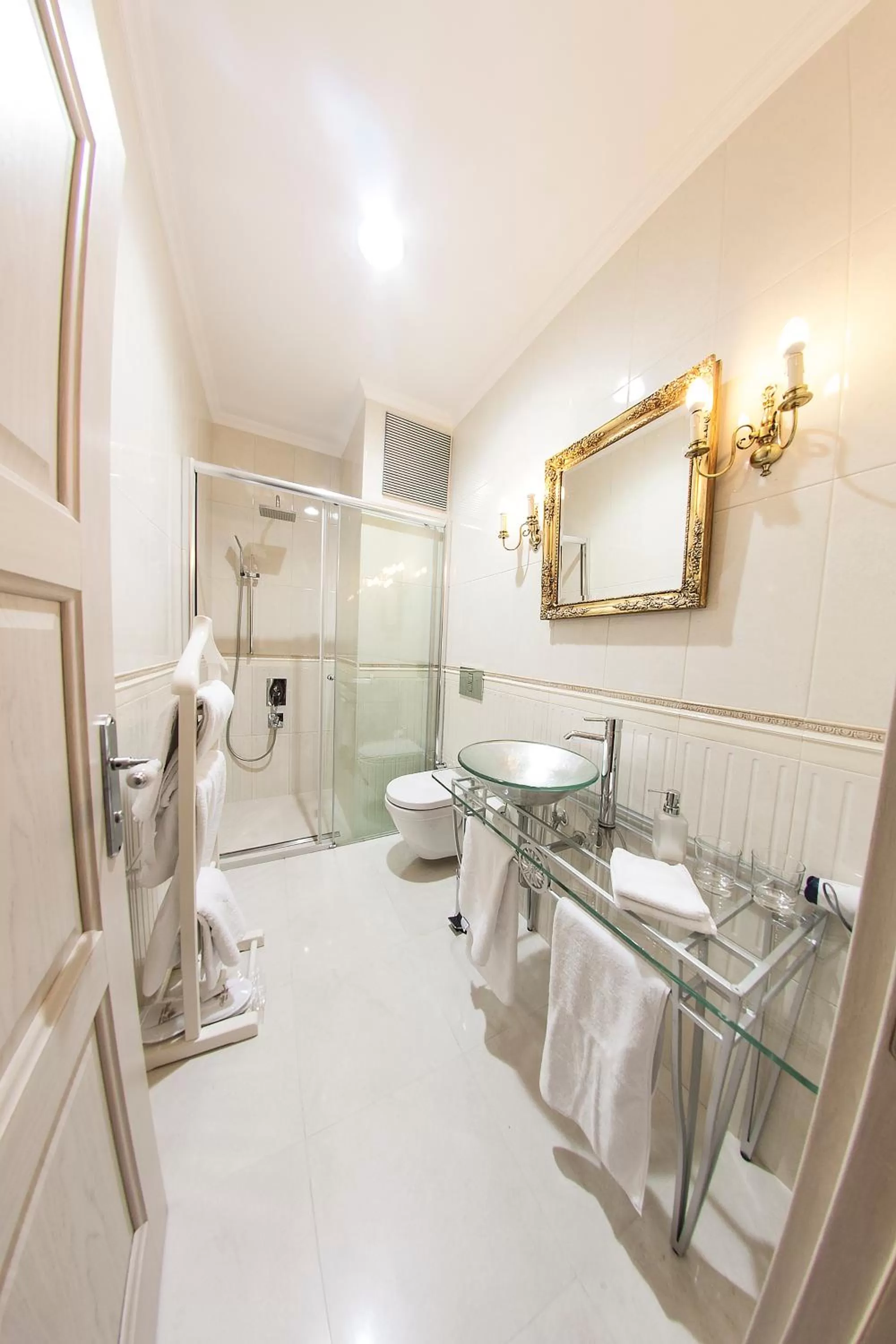 Bathroom in Villa Pera Suite Hotel